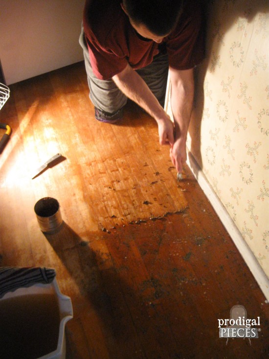 Removing Carpet Adehisive on Hardwood Bedroom Floors by Prodigal Pieces | www.prodigalpieces.com