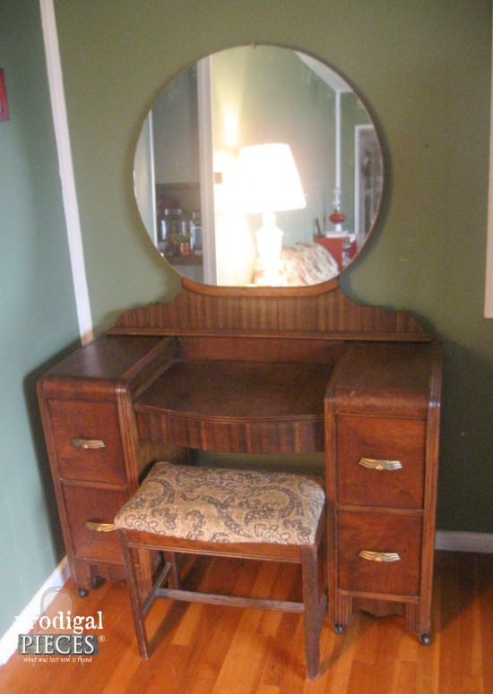 antique dressing table with round mirror