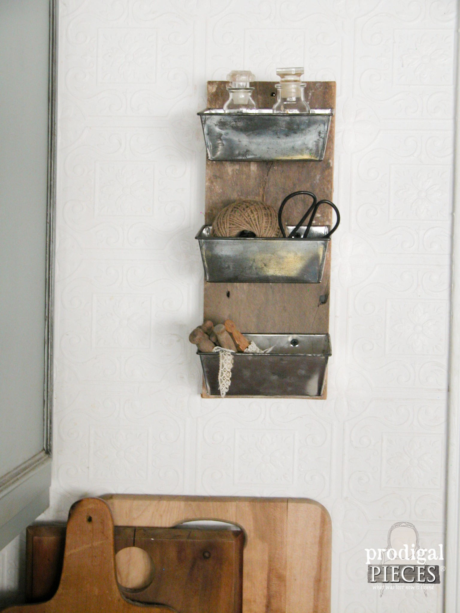 Repurposed Barn Wood Kitchen Decor by Prodigal Pieces | prodigalpieces.com