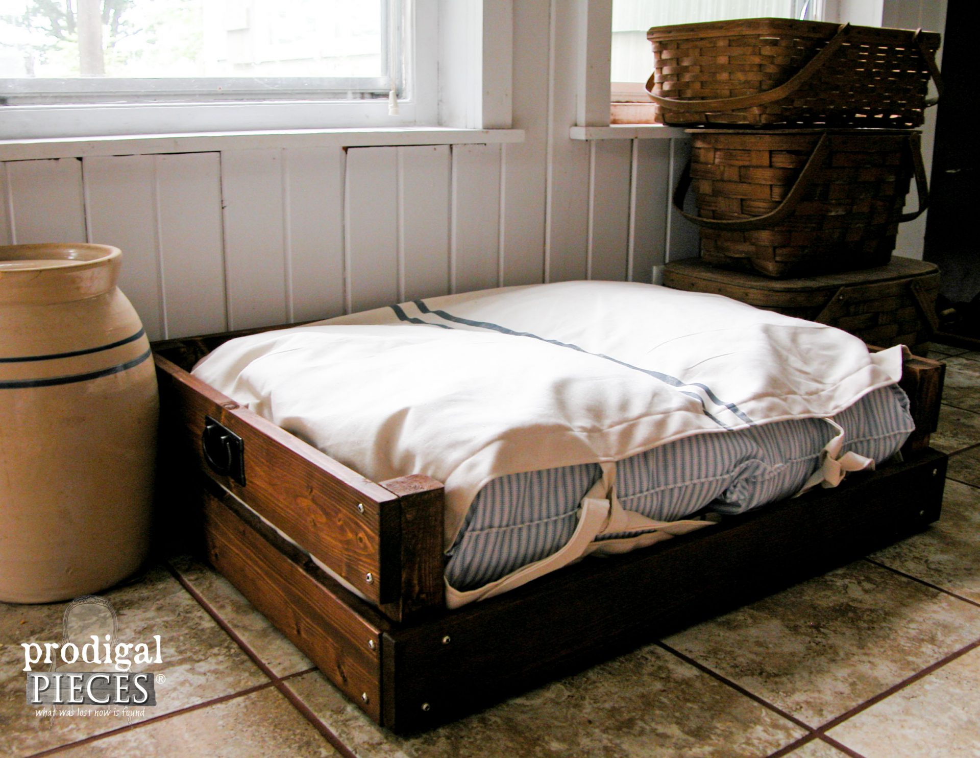 Rustic DIY Pet Bed for Dogs and Cats by Larissa of Prodigal Pieces | prodigalpieces.com #prodigalpieces #pets