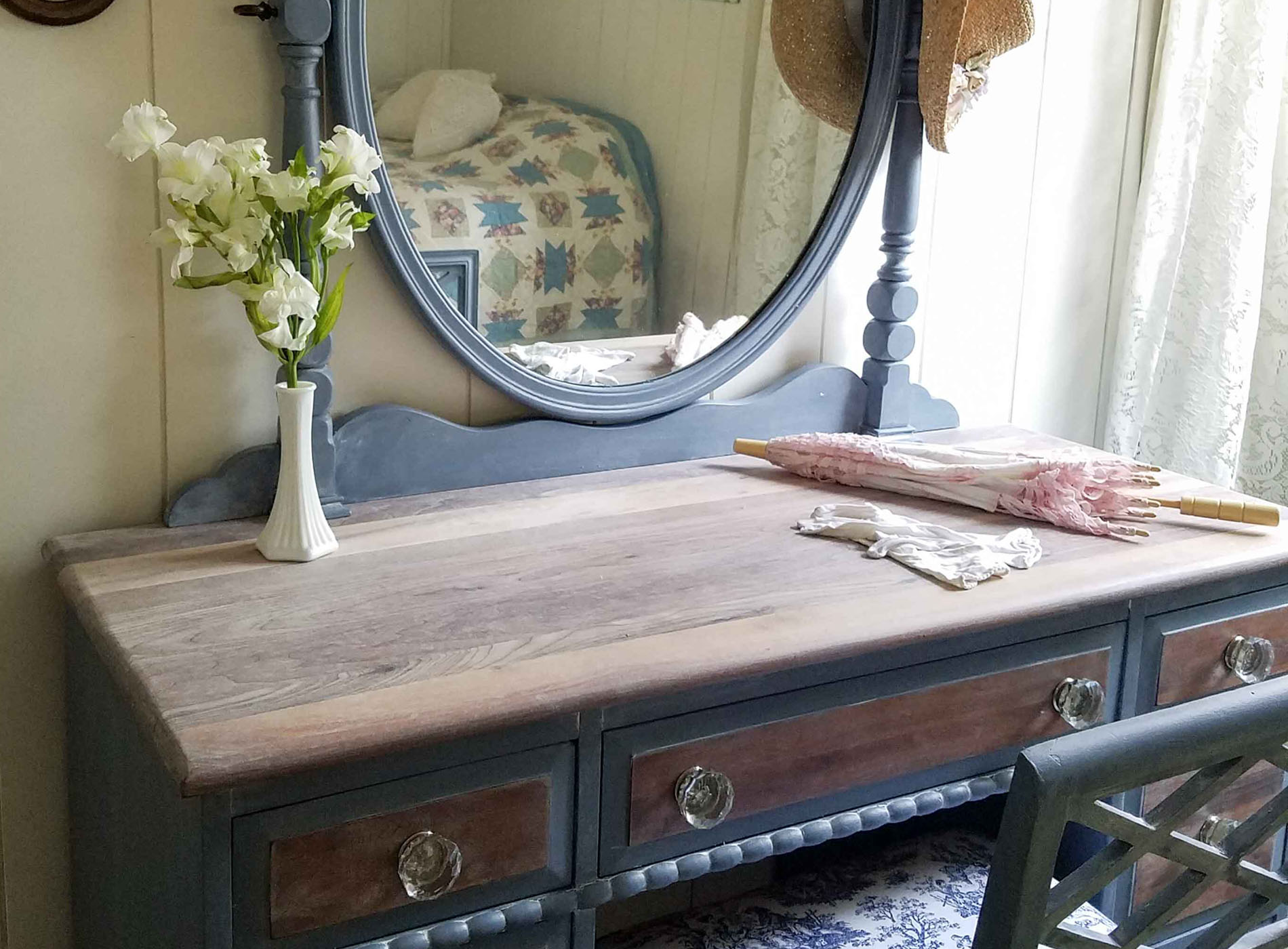 Featured Kroehler Vintage Vanity by Prodigal Pieces | www.prodigalpieces.com