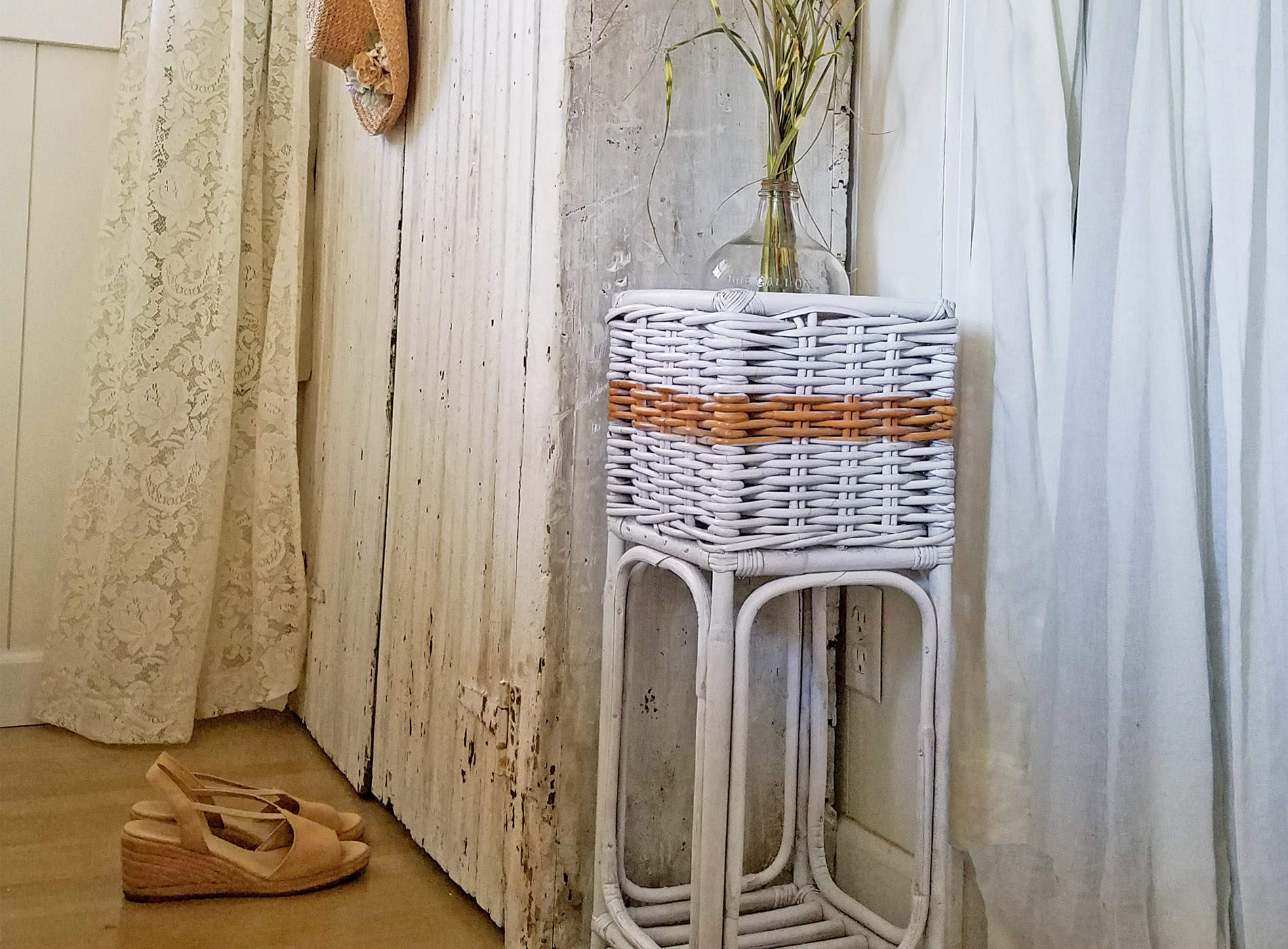 Featured Farmhouse Chic Thrifted Plant Stand by Prodigal Pieces | www.prodigalpieces.com
