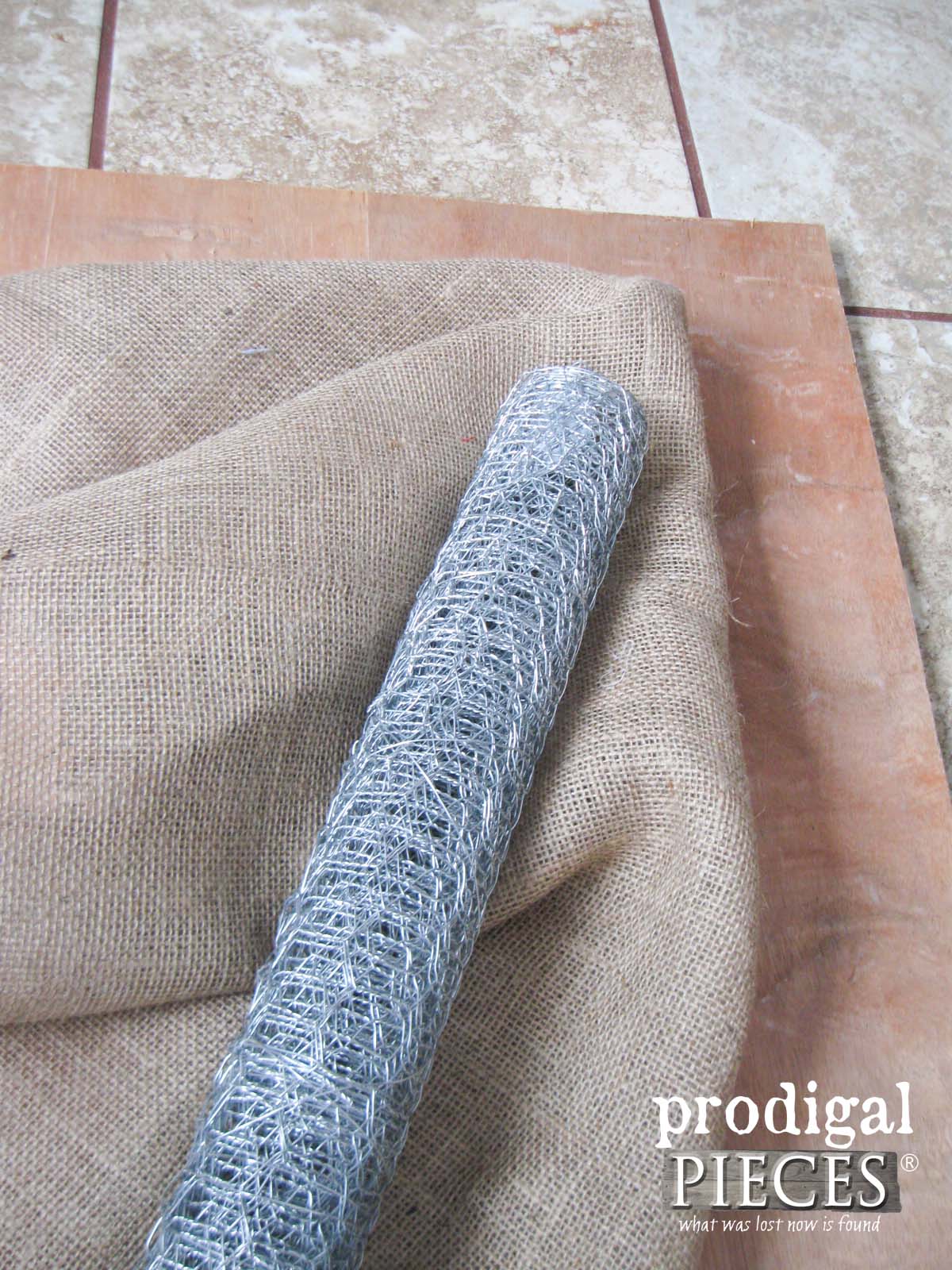 Burlap and Chicken Wire for Repurposed Wall Art by Prodigal Pieces | prodigalpieces.com