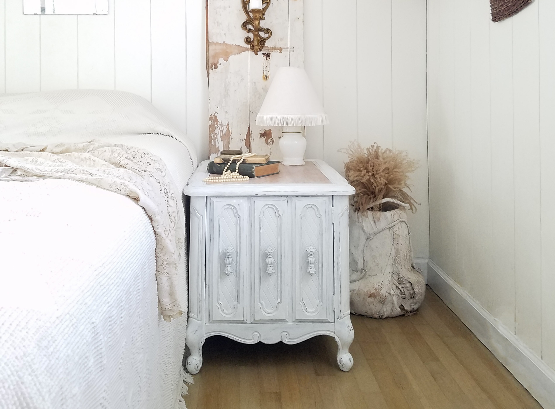 Featured Vintage Nightstand Makeover by Prodigal Pieces | prodigalpieces.com