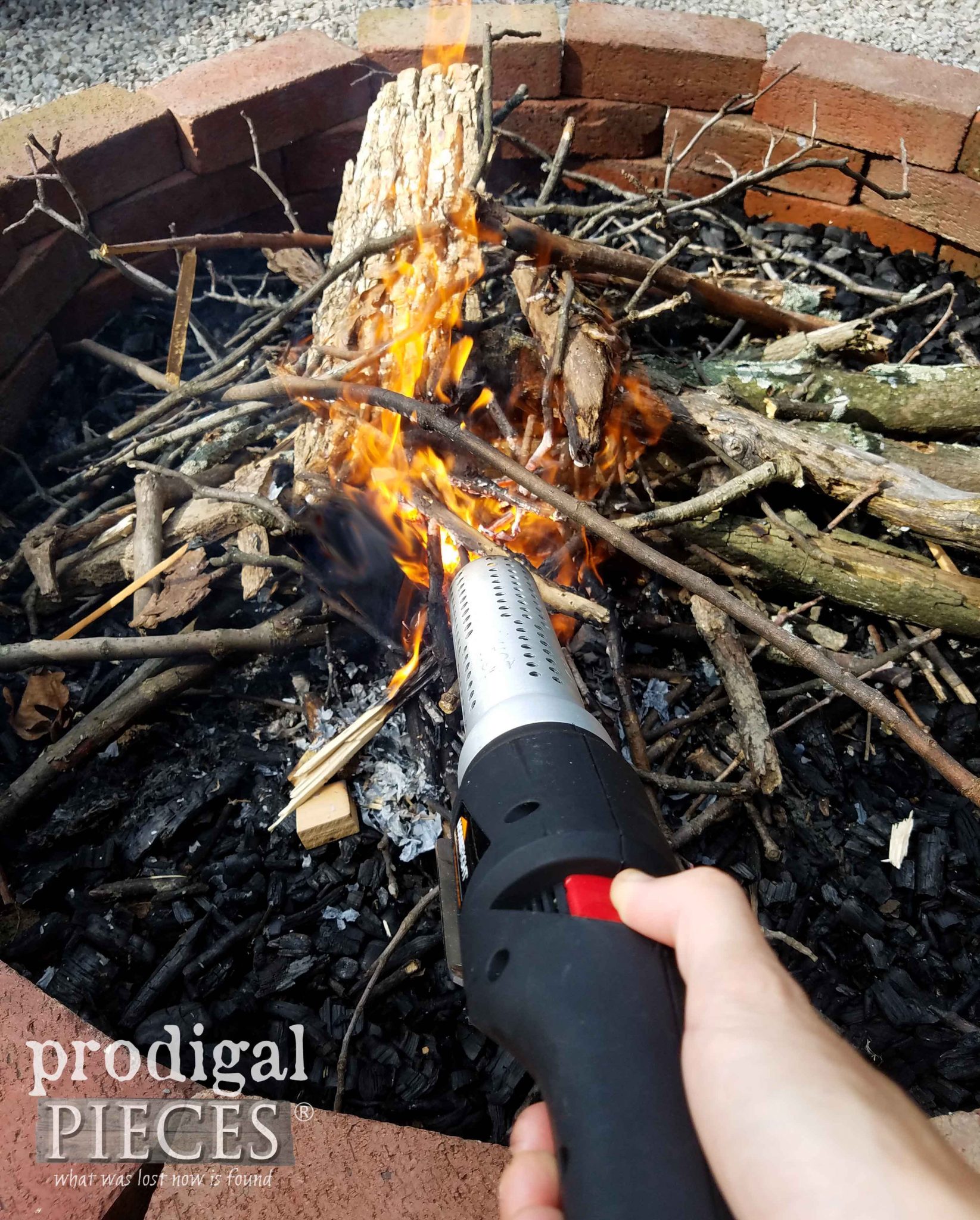How to Start a Fire in your Fire Pit with the HomeRight ElectroLight Fire Starter by Prodigal Pieces | prodigalpieces.com