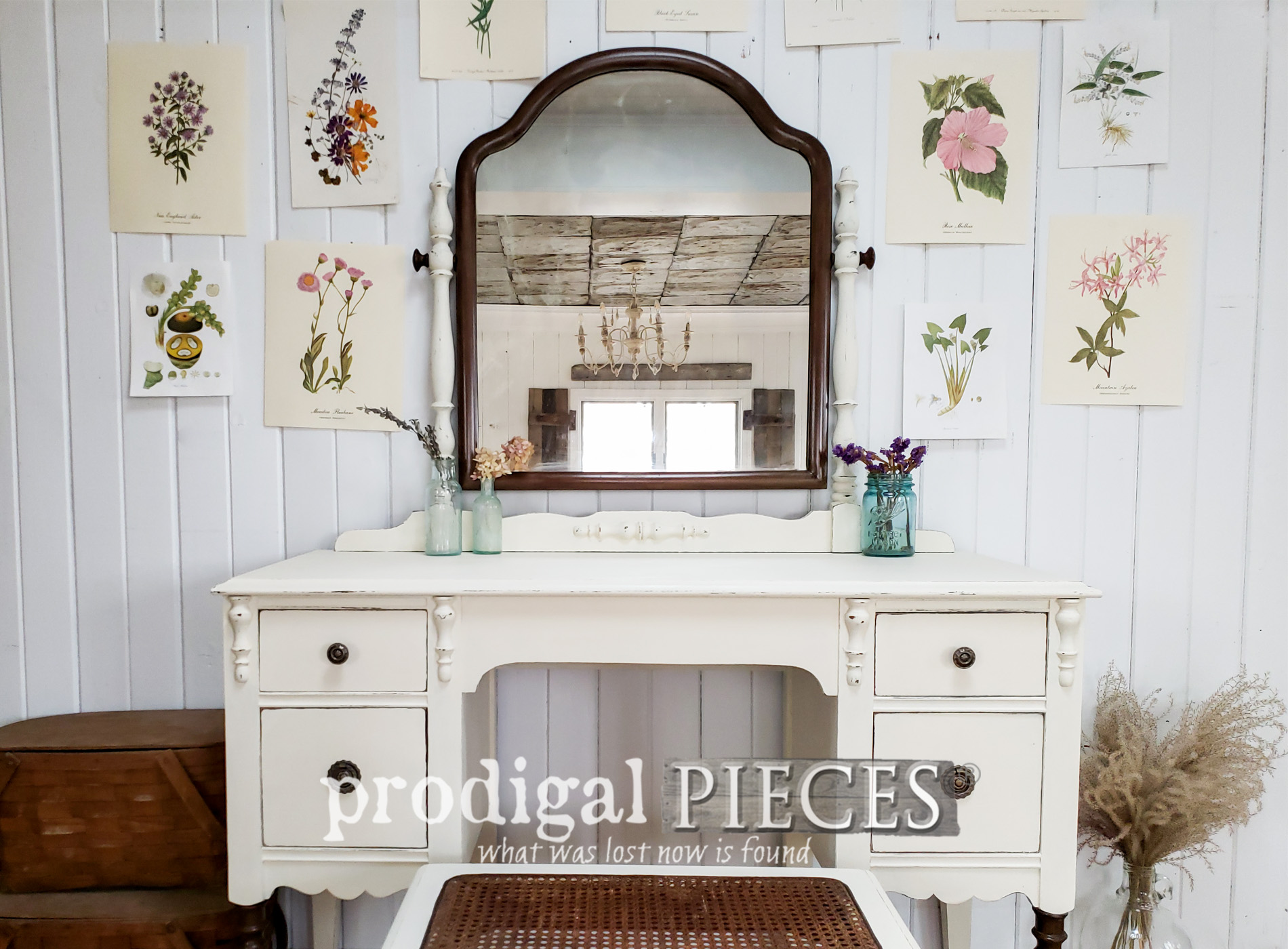 Featured Antique Dressing Table Set Makeover and Refresh by Larissa of Prodigal Pieces | Details at prodigalpieces.com #prodigalpieces #diy #furniture #farmhouse #home #homedecor #homedecorideas #shopping