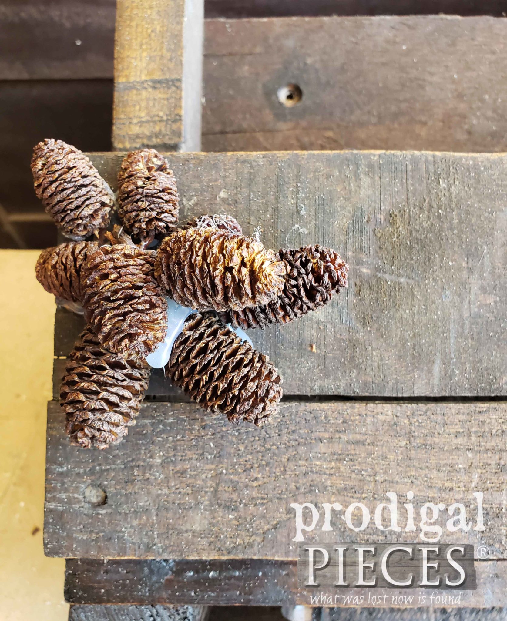 Hot-Glued Pinecones on Upcycled Pallet Rack | prodigalpieces.com