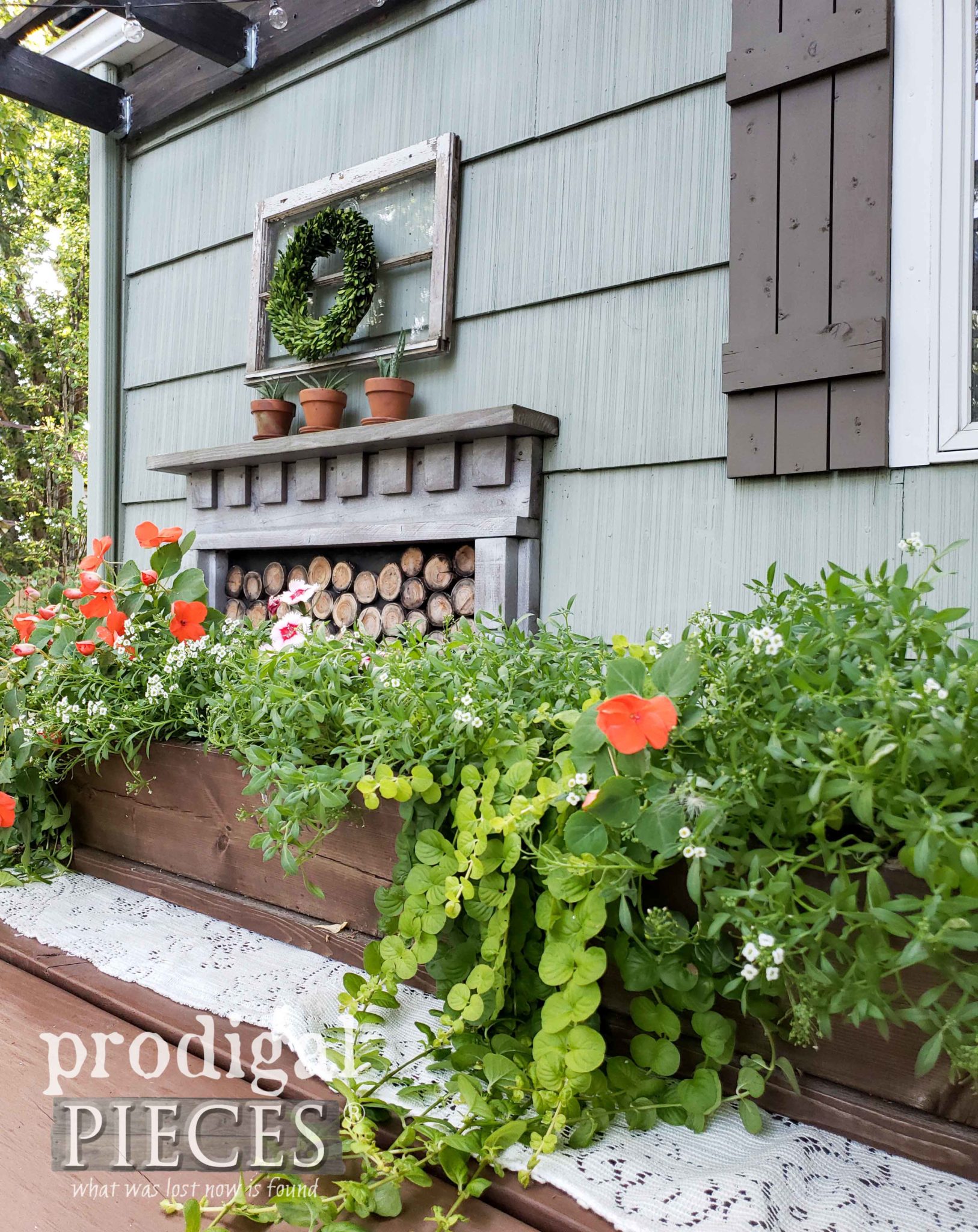 Simple Farmhouse Patio Decor | Inspiration by Larissa of Prodigal Pieces | prodigalpieces #prodigalpieces #diy #home #patio #homedecor #farmhouse #flowers
