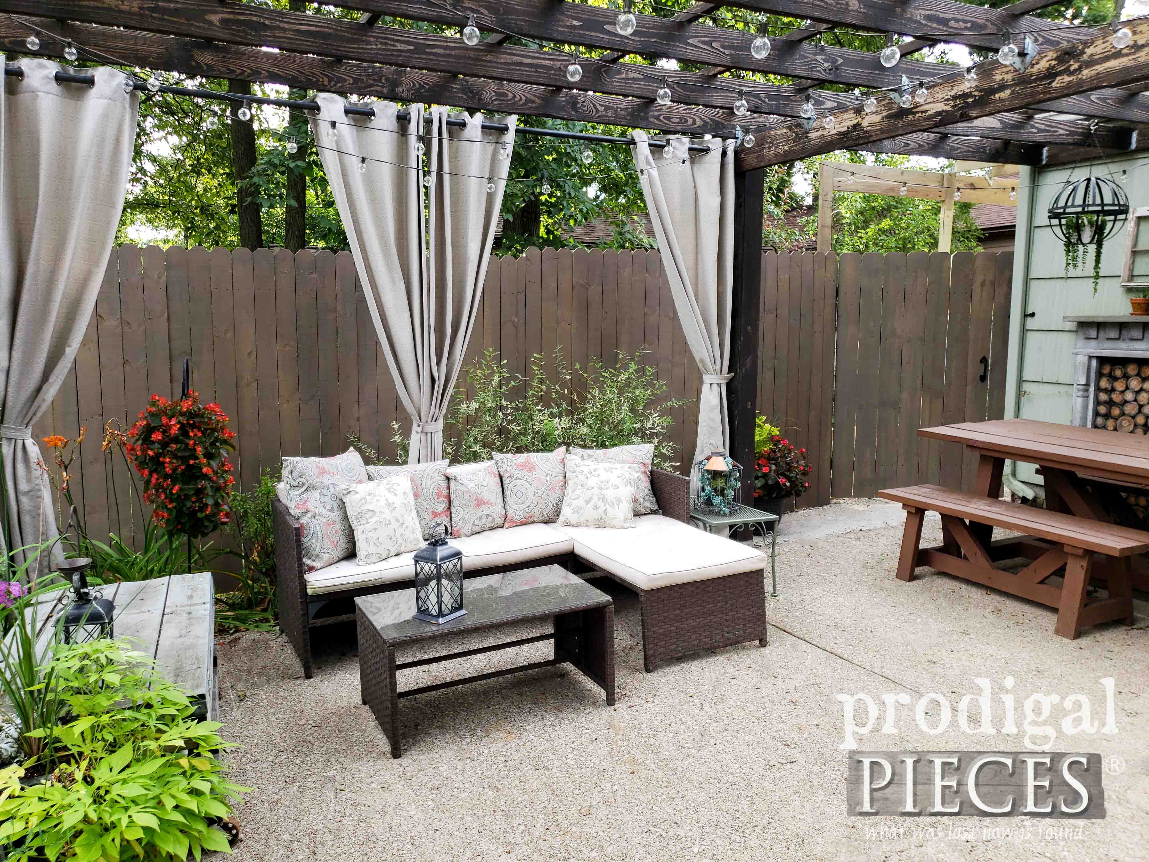 DIY Patio Fence with Dining Area under Pergola by Prodigal Pieces | prodigalpieces.com #prodigalpieces #diy #home #homeimprovement #homedecor #outdoor