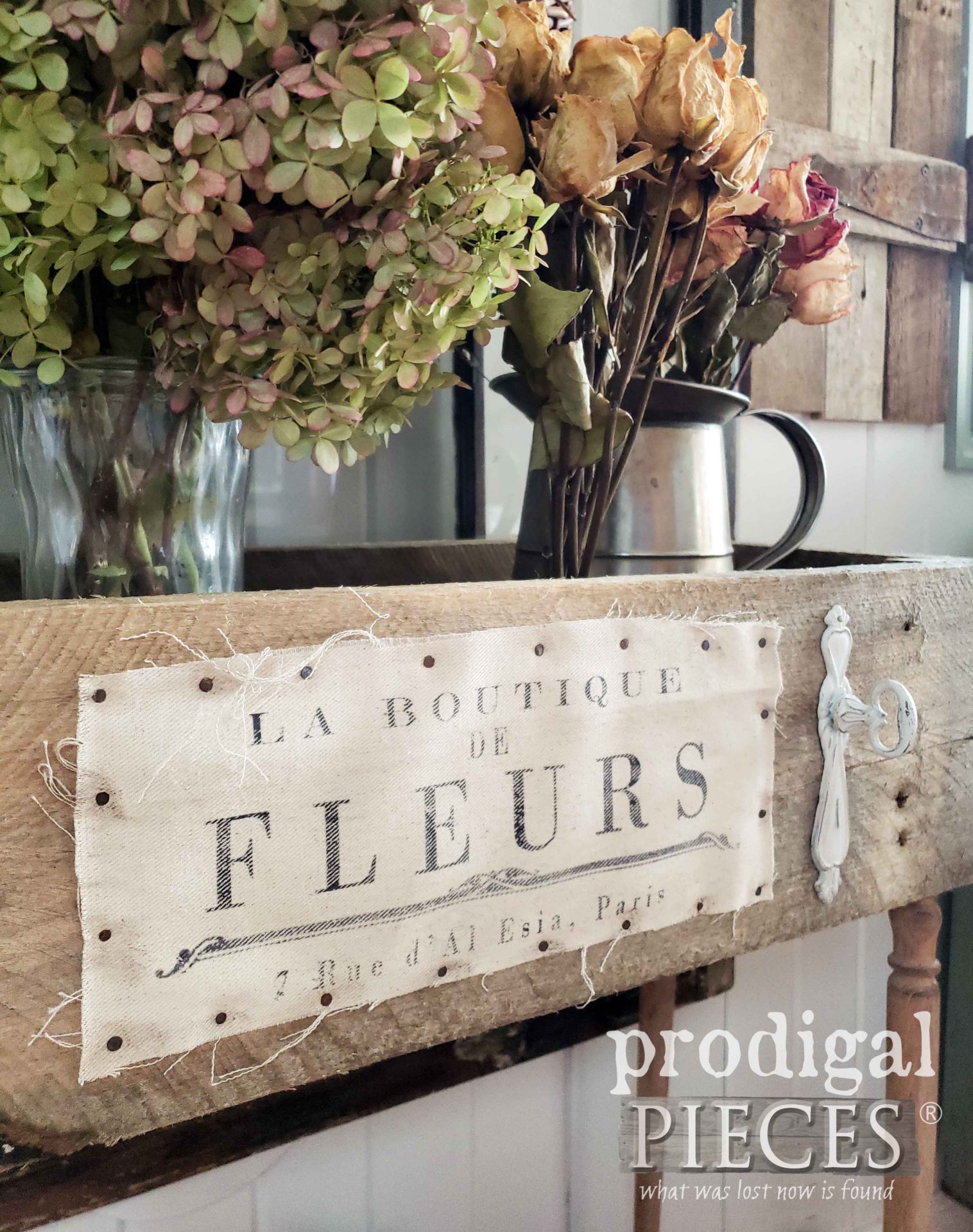DIY French Fleur Graphic on Upcycled Pallet Farmhouse Decor Table by Larissa of Prodigal Pieces | prodigalpieces.com #prodigalpieces #handmade #farmhouse #home #diy #homedecor
