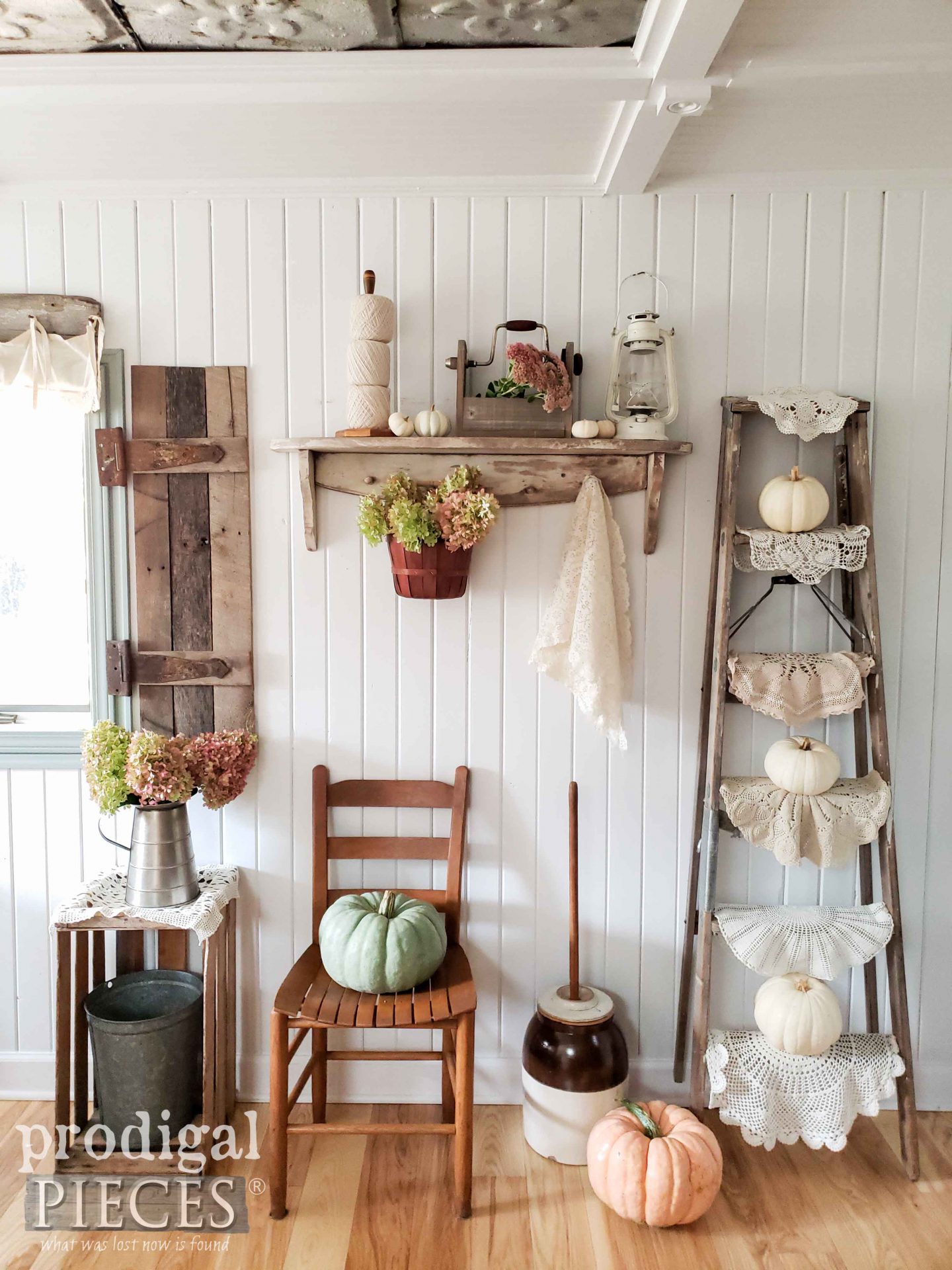 Rustic Farmhouse Fall Vignette by Larissa of Prodigal Pieces | See the video demo at prodigalpieces.com #prodigalpieces #farmhouse #fall #diy #autumn #home #homedecor