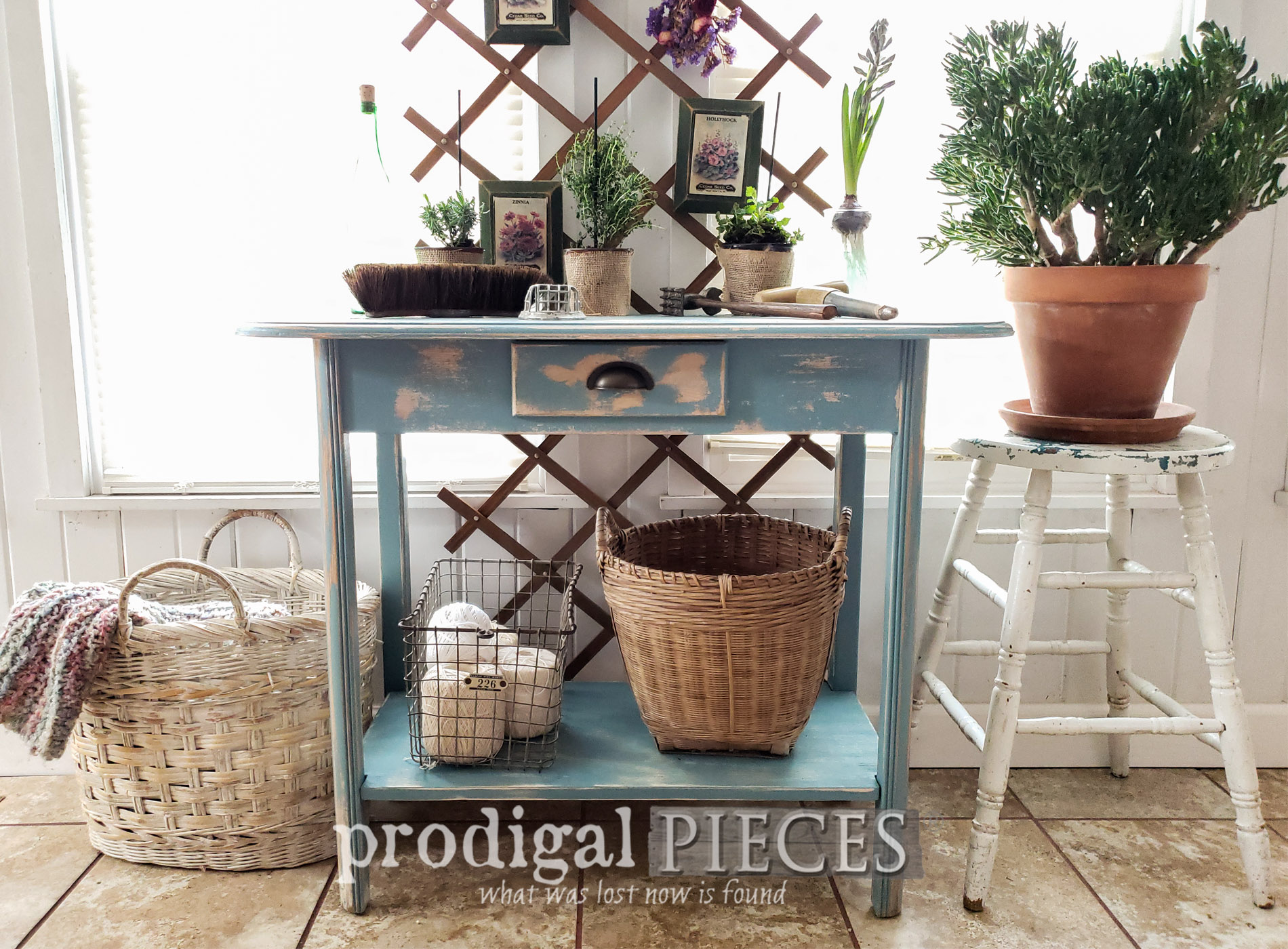 Featured Repurposed Desk into Console Table by Larissa of Prodigal Pieces | prodigalpieces.com #prodigalpieces #furniture #farmhouse #vintage #diy #spring #home #homedecor