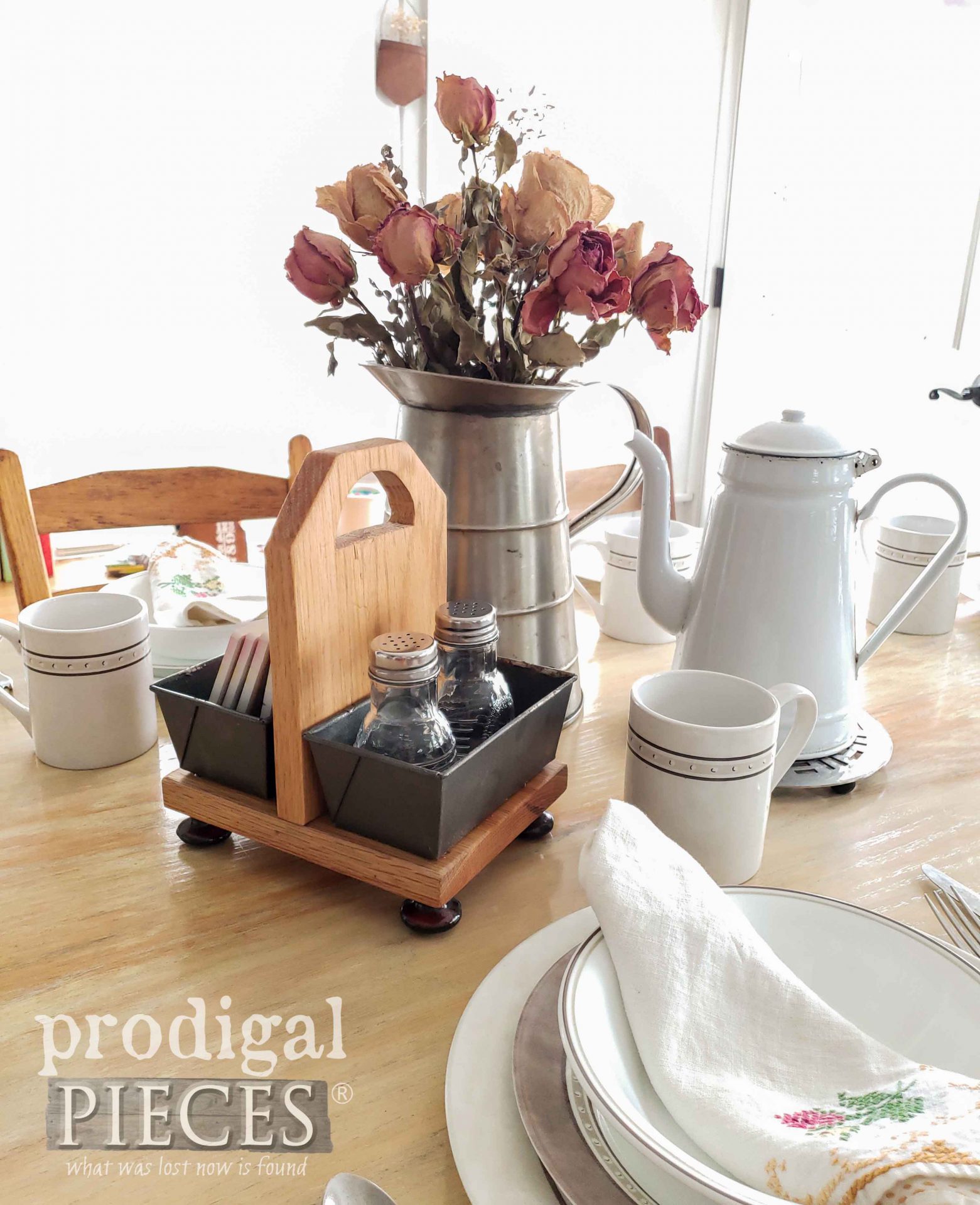 Farmhouse Table Caddy made from Upcycled Bread Pans by Larissa of Prodigal Pieces | prodigalpieces.com #prodigalpieces #upcycle #farmhouse #home #homedecor