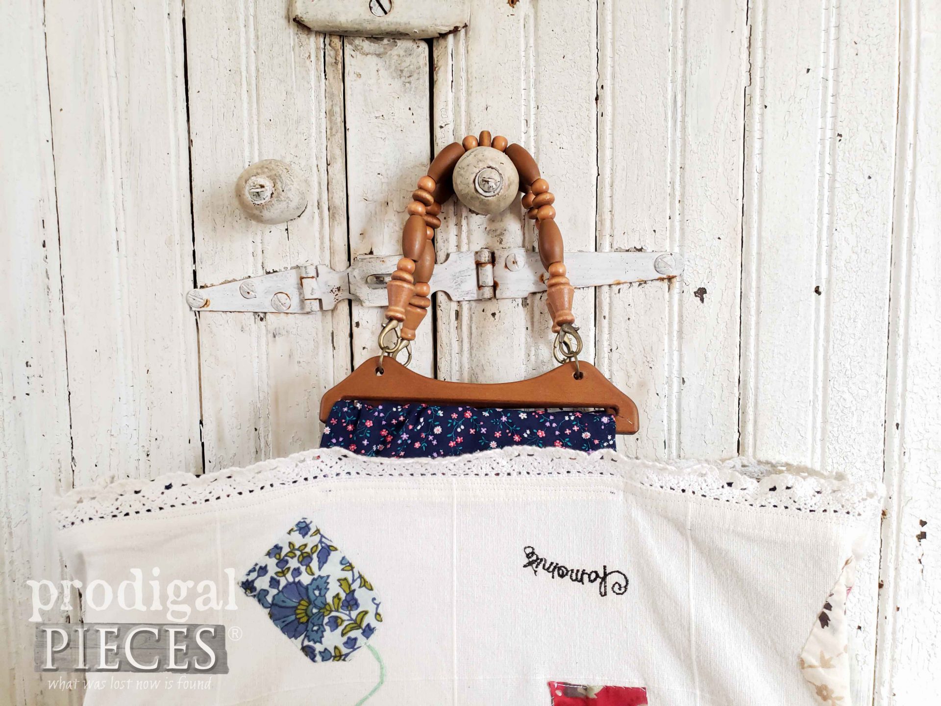 Vintage Wooden Bead Purse Handles on Tote by Larissa of Prodigal Pieces | prodigalpieces.com #prodigalpieces #handmade #vintage #bag #fashion