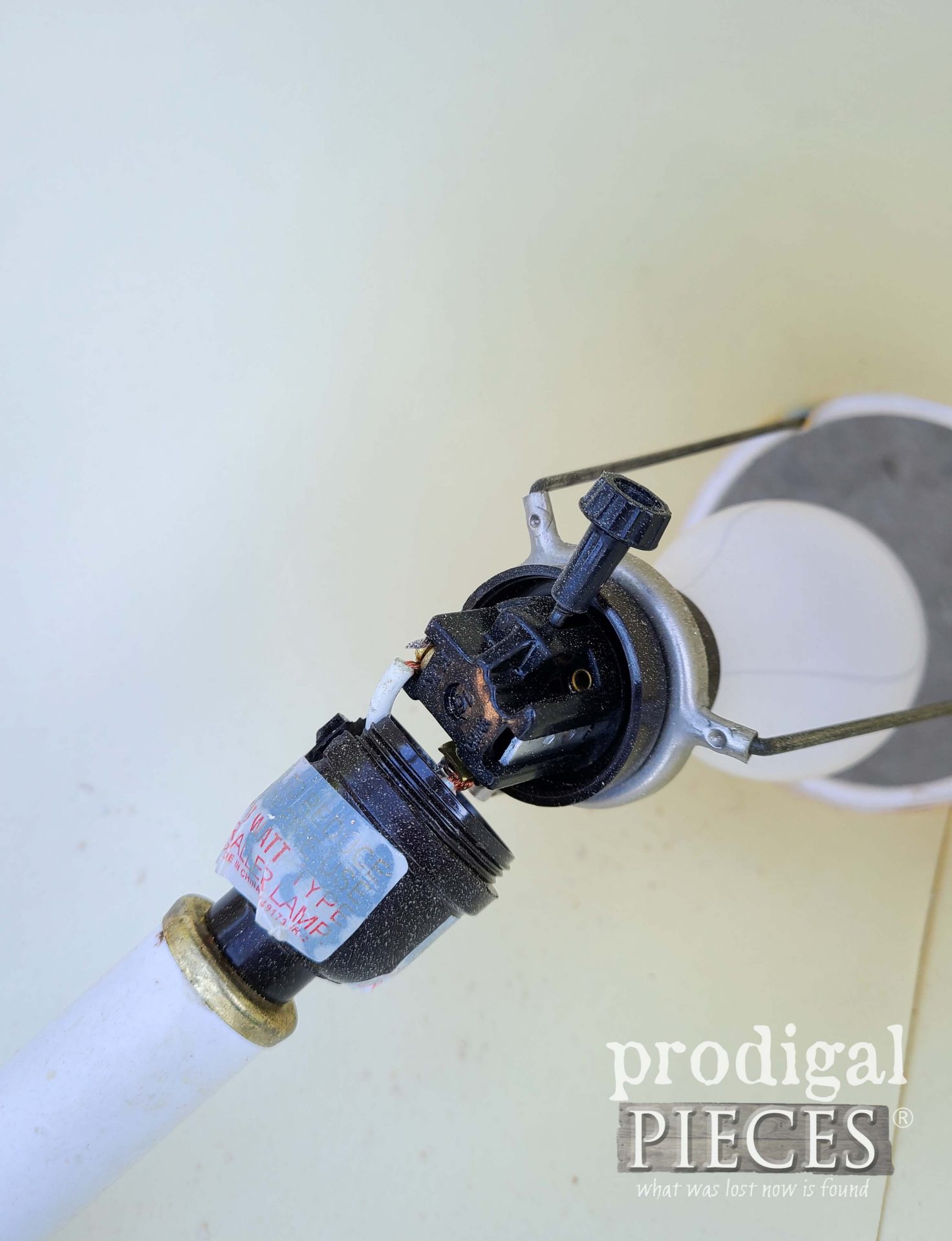 Broken Socket on Curbside Lamp | prodigalpieces.com