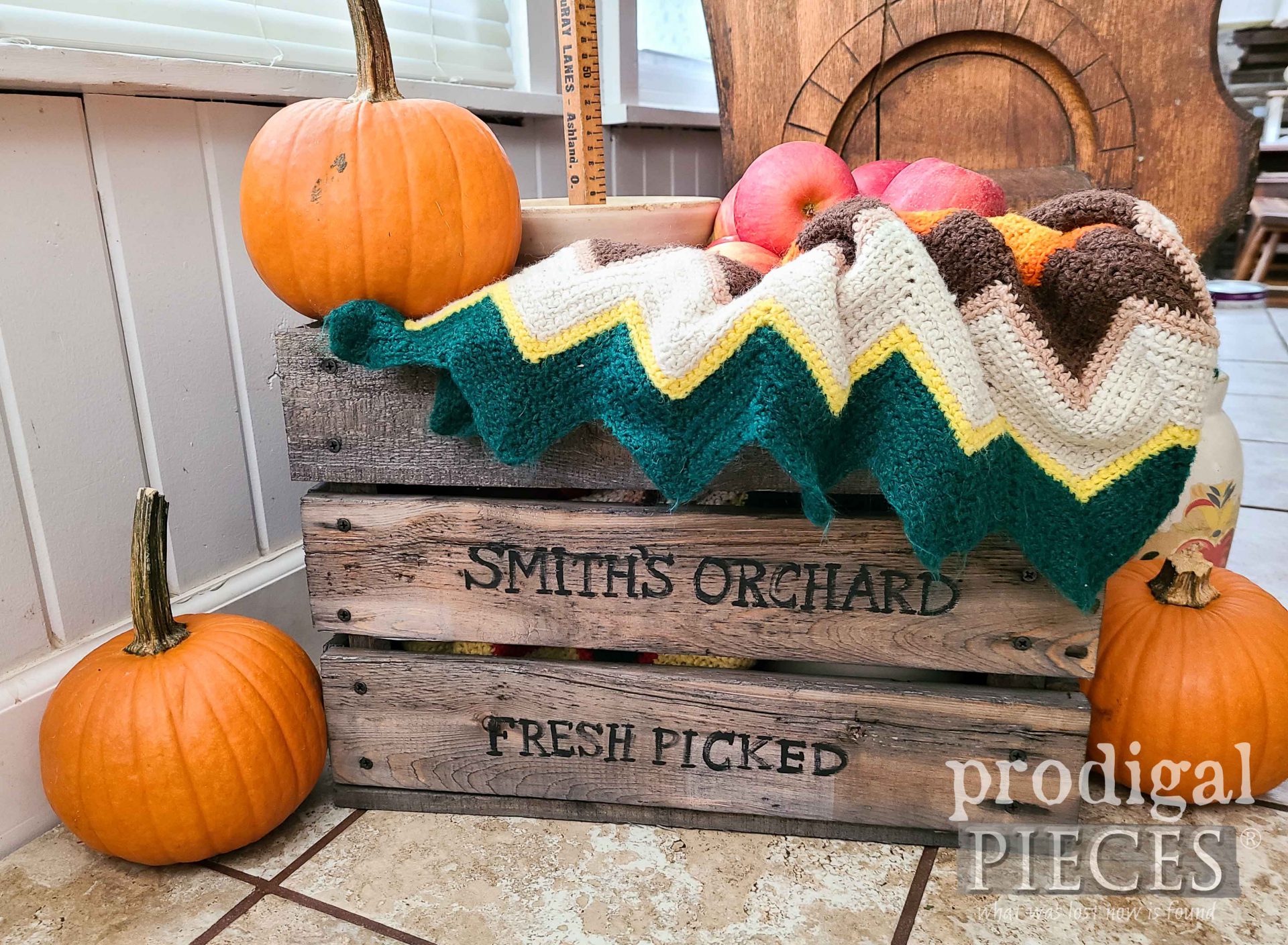DIY Upcycled Pallet Crate Tutorial by Larissa of Prodigal Pieces | prodigalpieces.com #prodigalpieces #diy #farmhouse #fall #home #homedecor