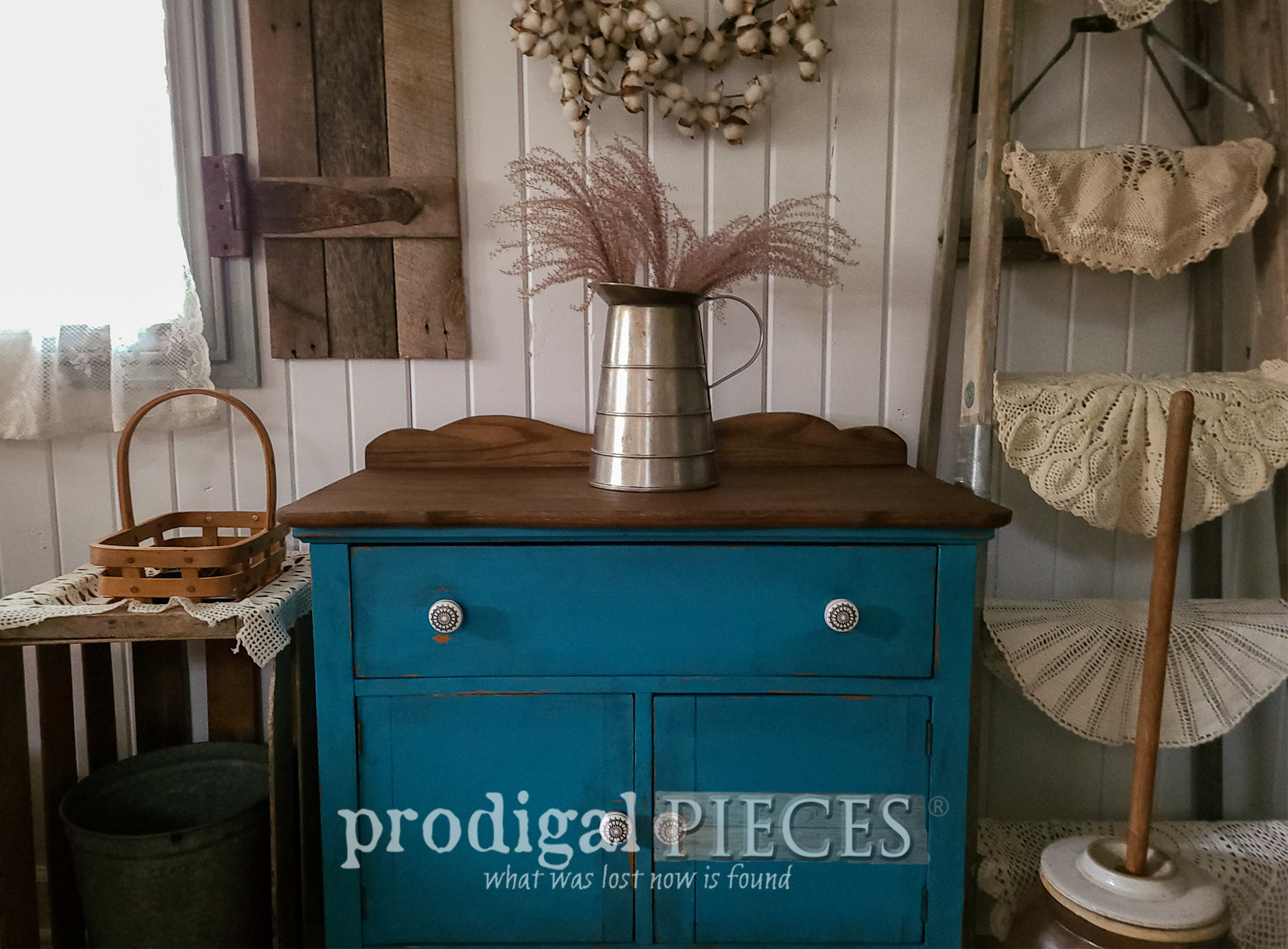 Featured Farmhouse Wash Stand Makeover by Larissa of Prodigal Pieces | prodigalpieces.com #prodigalpieces #diy #furniture #home #homedecor #farmhouse #antique