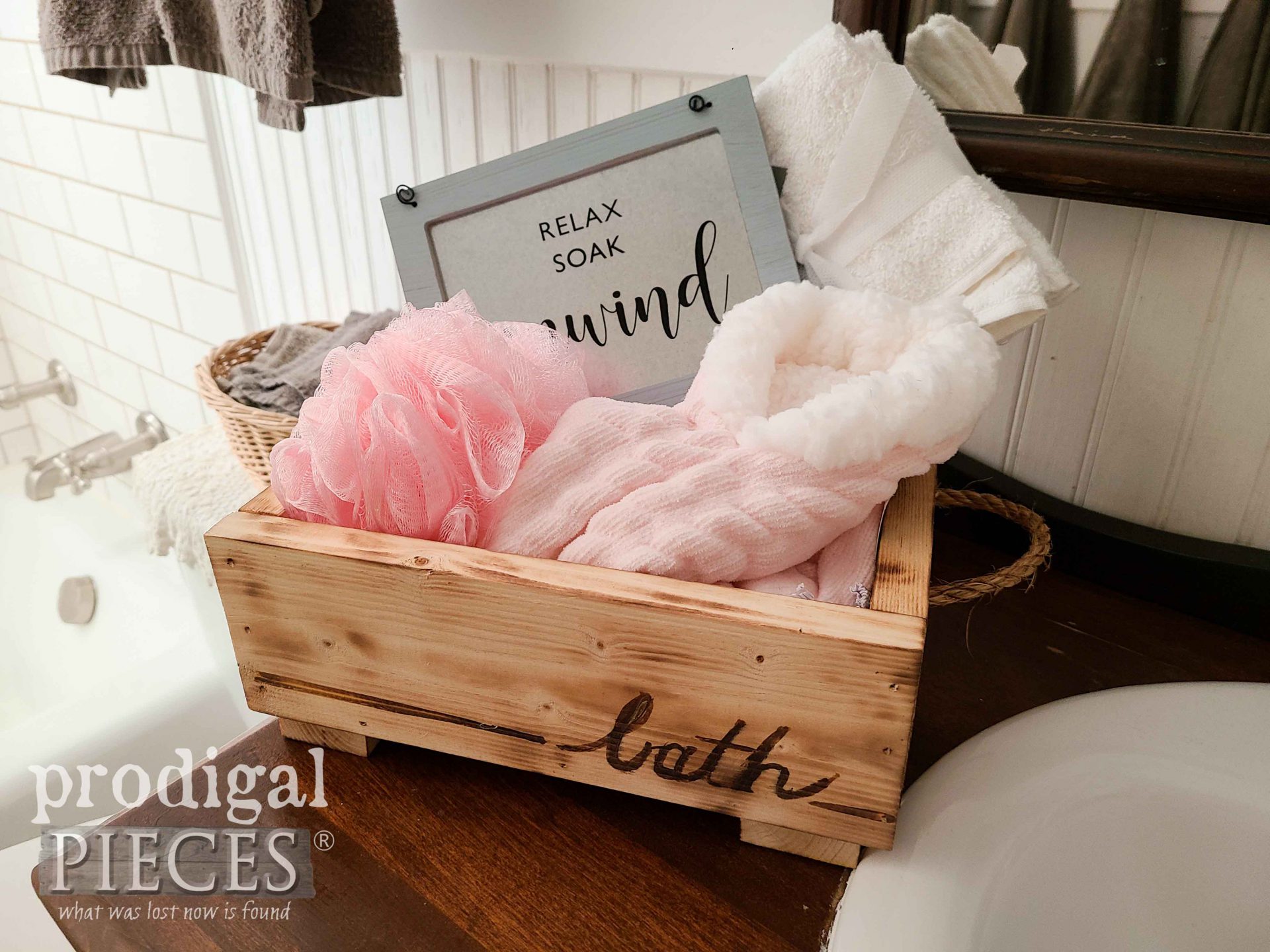 Rustic Gift Box For Bath by Larissa of Prodigal Pieces | prodigalpieces.com #prodigalpieces #bath #handmade #gift #christmas #home #homedecor