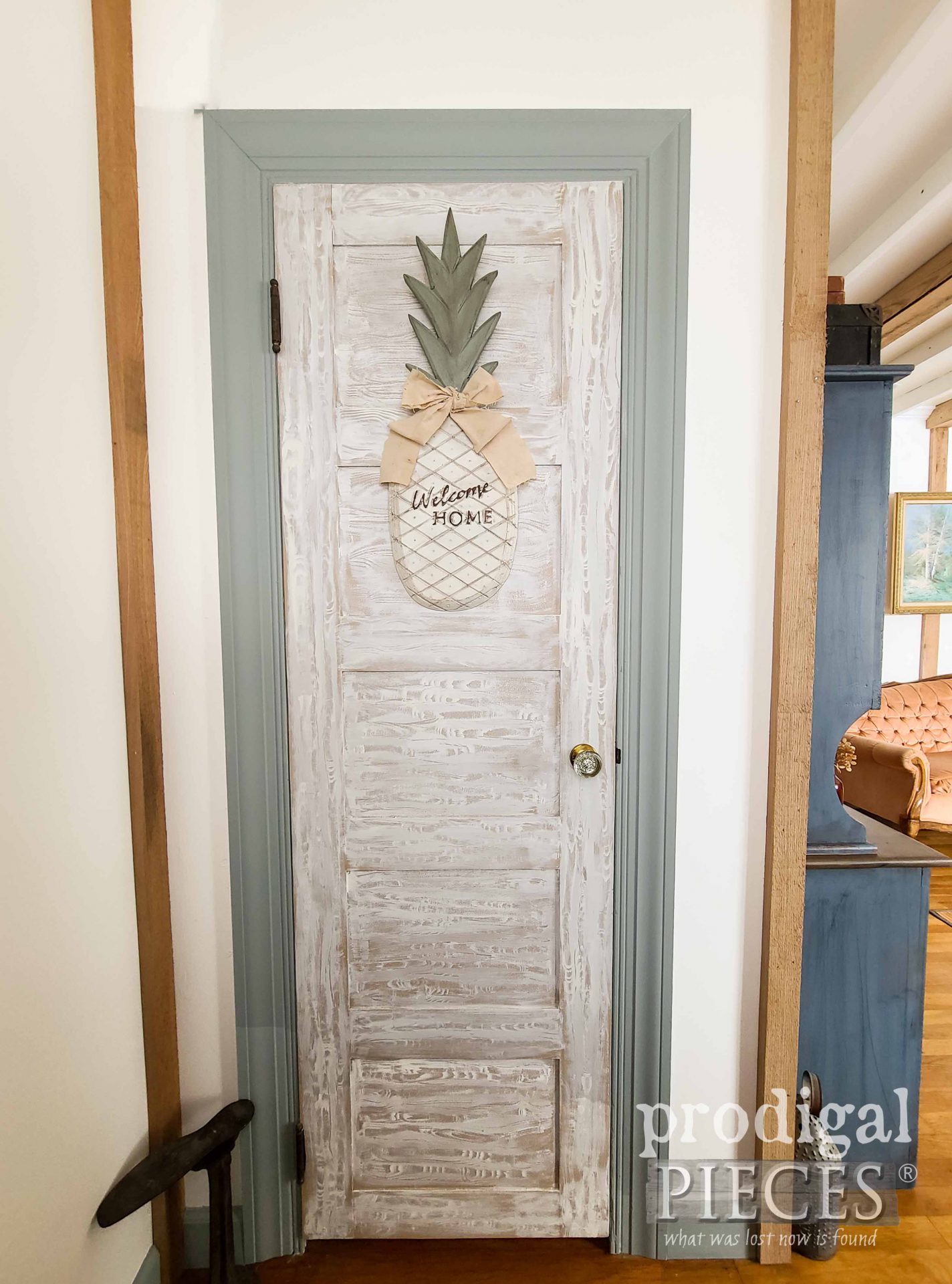Farmhouse Pineapple Welcome Sign for Home Decor by Larissa of Prodigal Pieces | prodigalpieces.com #prodigalpieces #farmhouse #home #homedecor