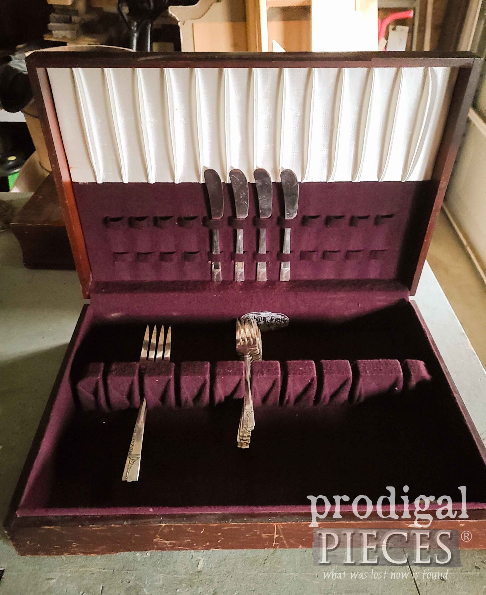 Vintage Good Housekeeping Silverware Box with Flatware | prodigalpieces.com