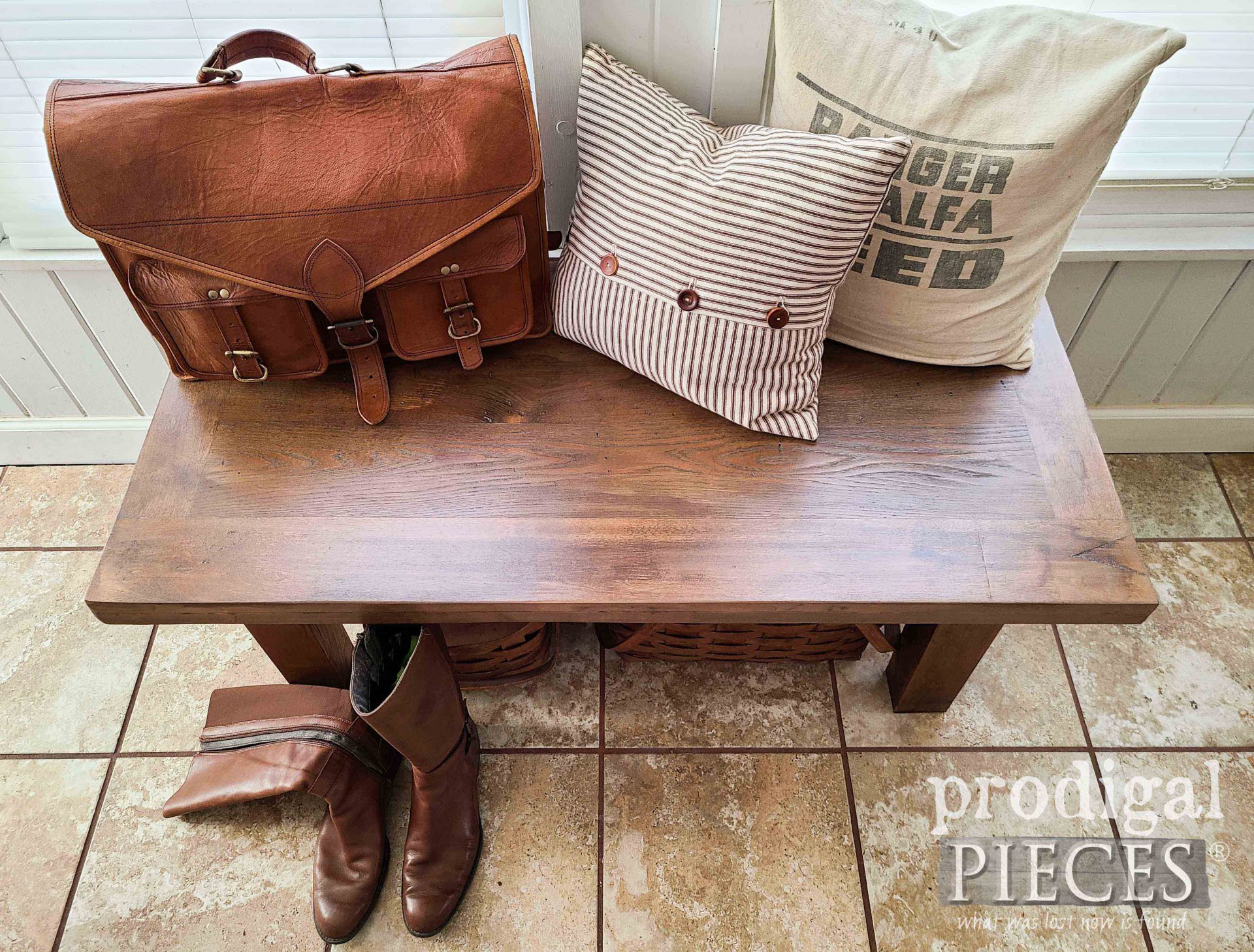 Top of Reclaimed Bench Built by Larissa of Prodigal Pieces | prodigalpieces.com #prodigalpieces #home #homedecor
