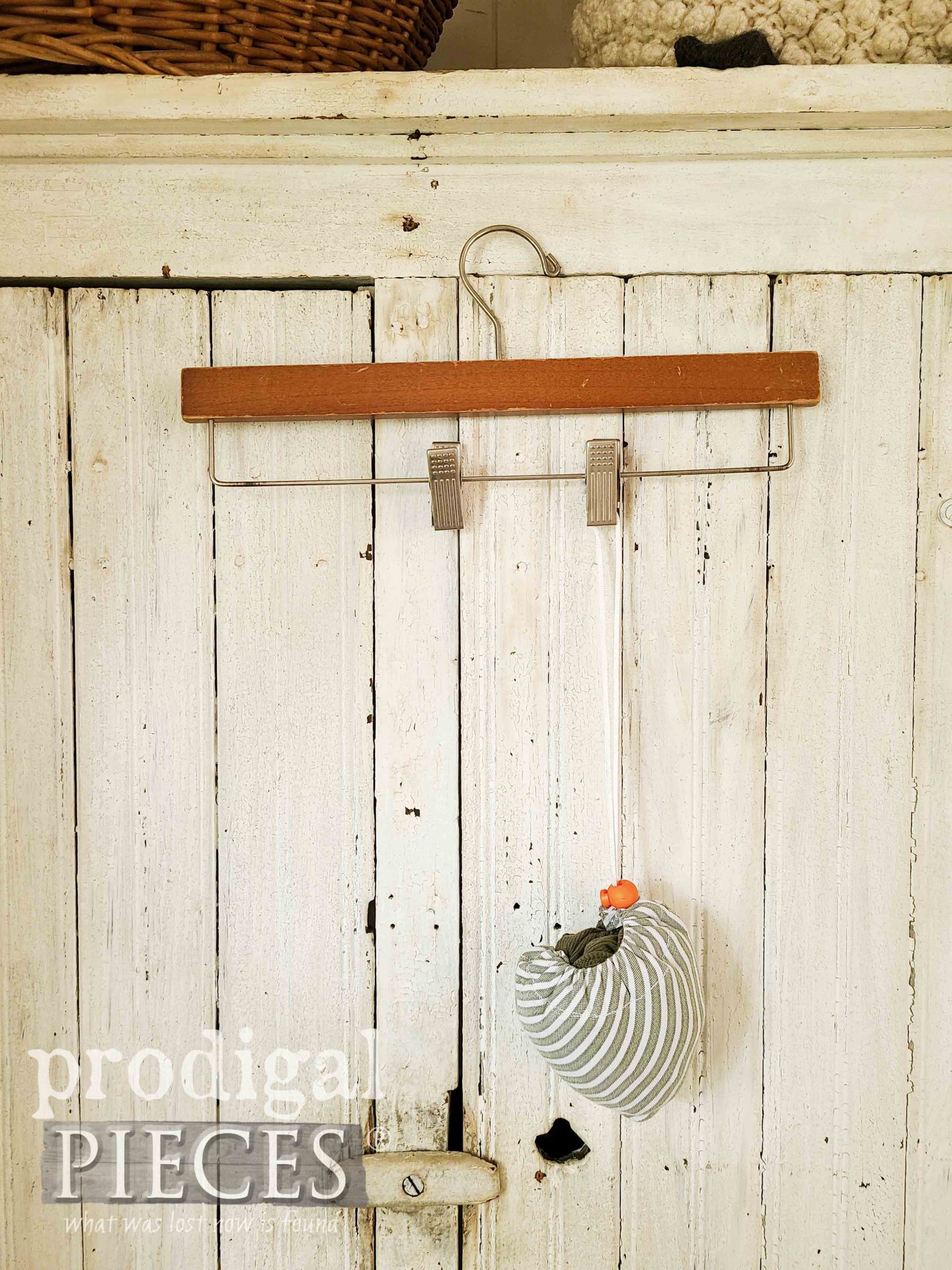 Hanging Refashioned Tank Top Reusable Bag with Tutorial by Larissa of Prodigal Pieces | prodigalpieces.com #prodigalpieces #sewing #crafts #home #shopping #diy