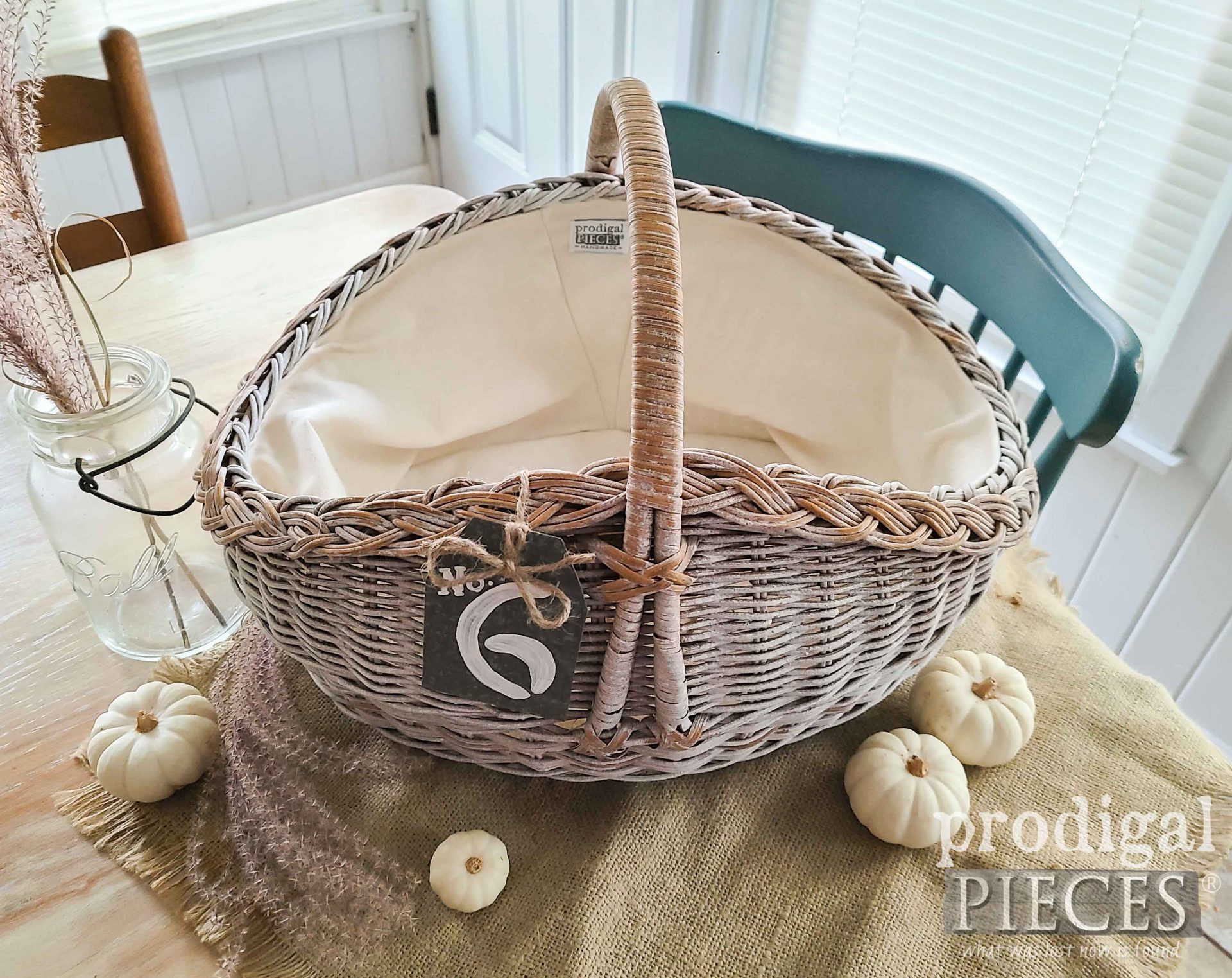 Farmhouse Chic Gift Basket by Larissa of Prodigal Pieces | prodigalpieces.com #prodigalpieces #basket #diy #harvest