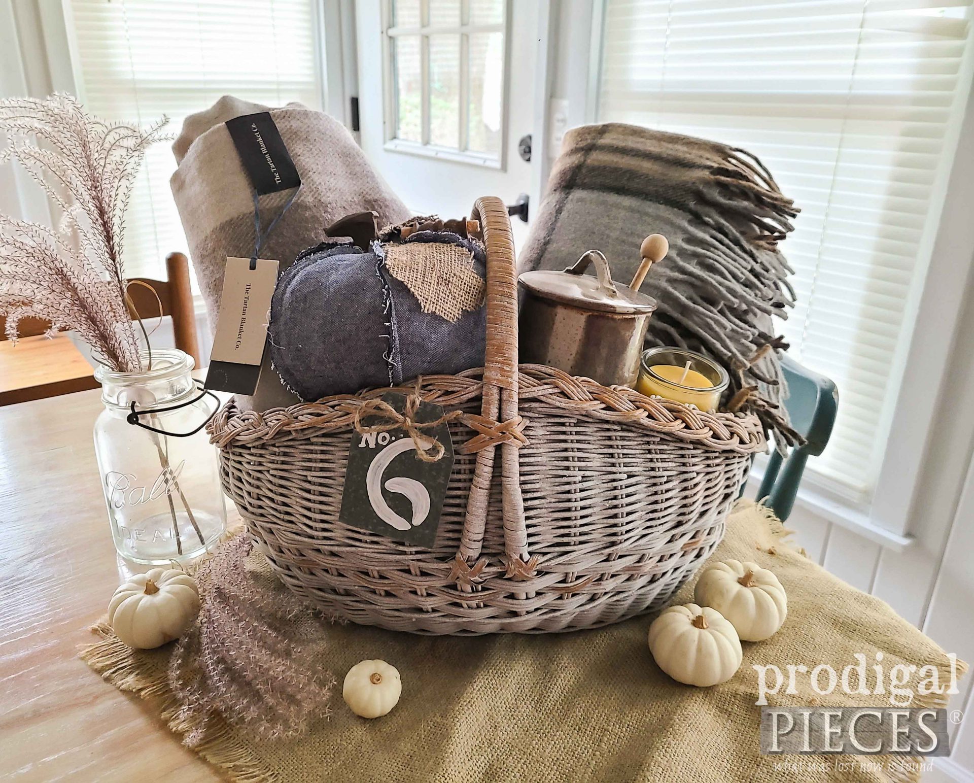 Beautiful Farmhouse Harvest Gift Basket Filled with Fall Goodies by Larissa of Prodigal Pieces | prodigalpieces.com #prodigalpieces #farmhouse #diy #giftidea