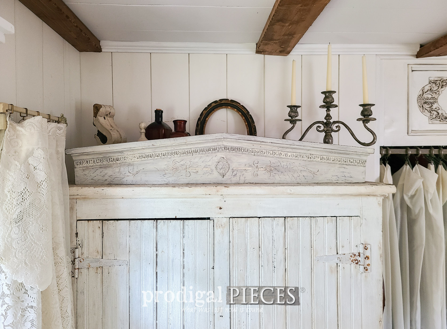 Featured Farmhouse Pediment Makeover with Video Tutorial by Larissa of Prodigal Pieces | prodigalpieces.com #prodigalpieces #farmhouse #diy #home #vintage