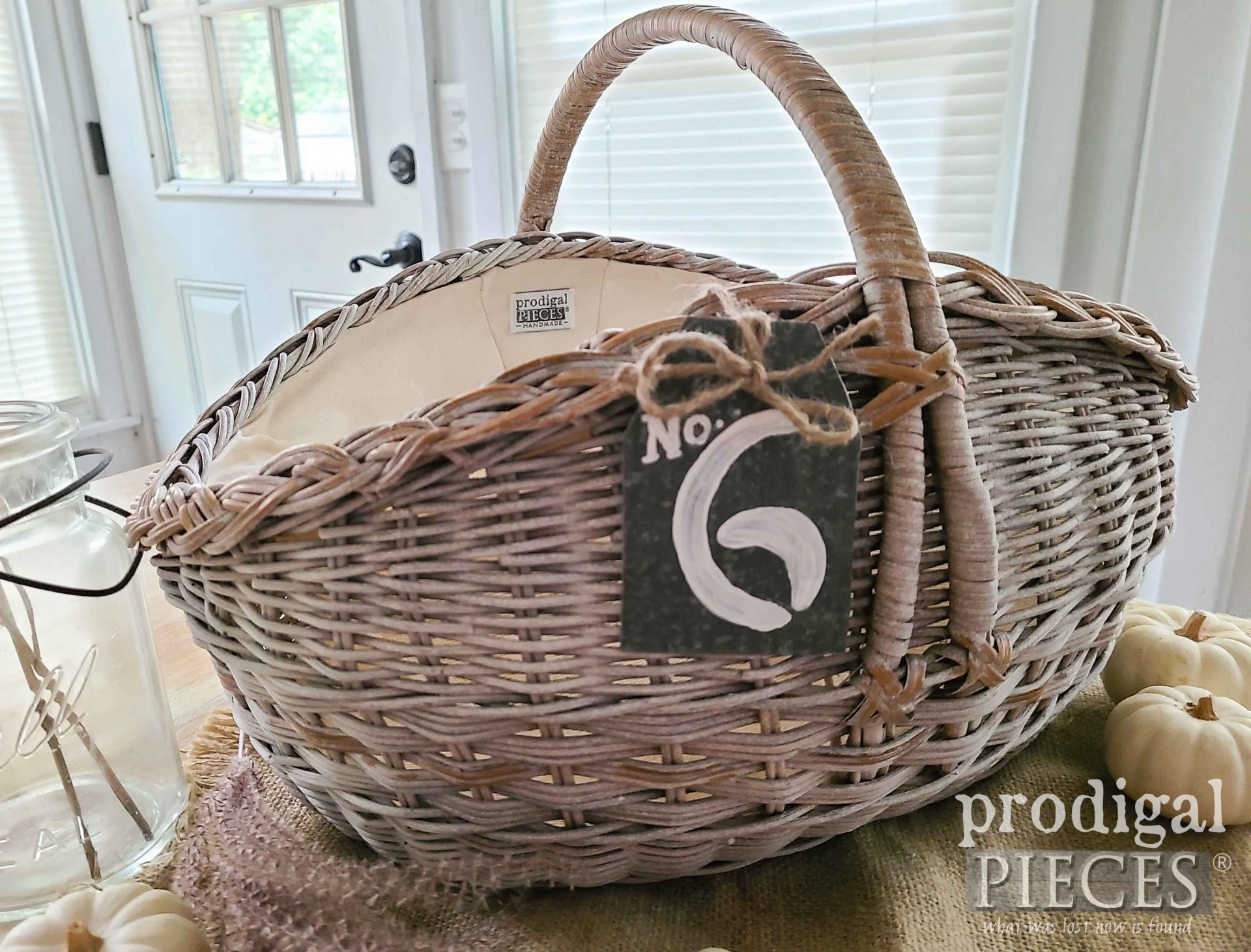 Prodigal Pieces Harvest Gift Basket DIY Tutorial | prodigalpieces.com #prodigalpieces #diy #farmhouse #home