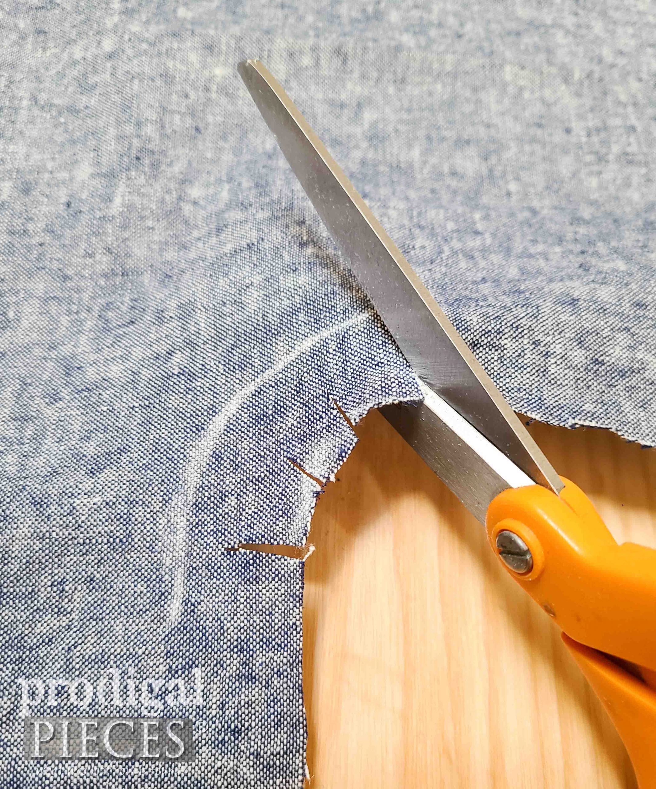 Easing Fabric into Rounded Corner | prodigalpieces.com