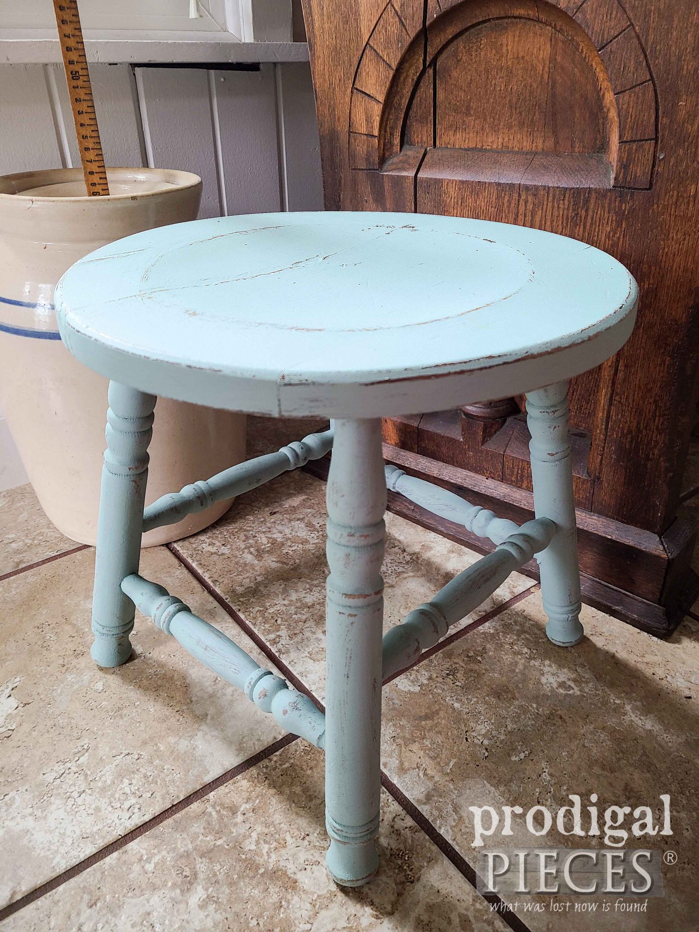 Vintage Milking Stool from Upcycled Bar Stool by Larissa of Prodigal Pieces | prodigalpieces.com #prodigalpieces #farmhouse #diy #home #upcycled