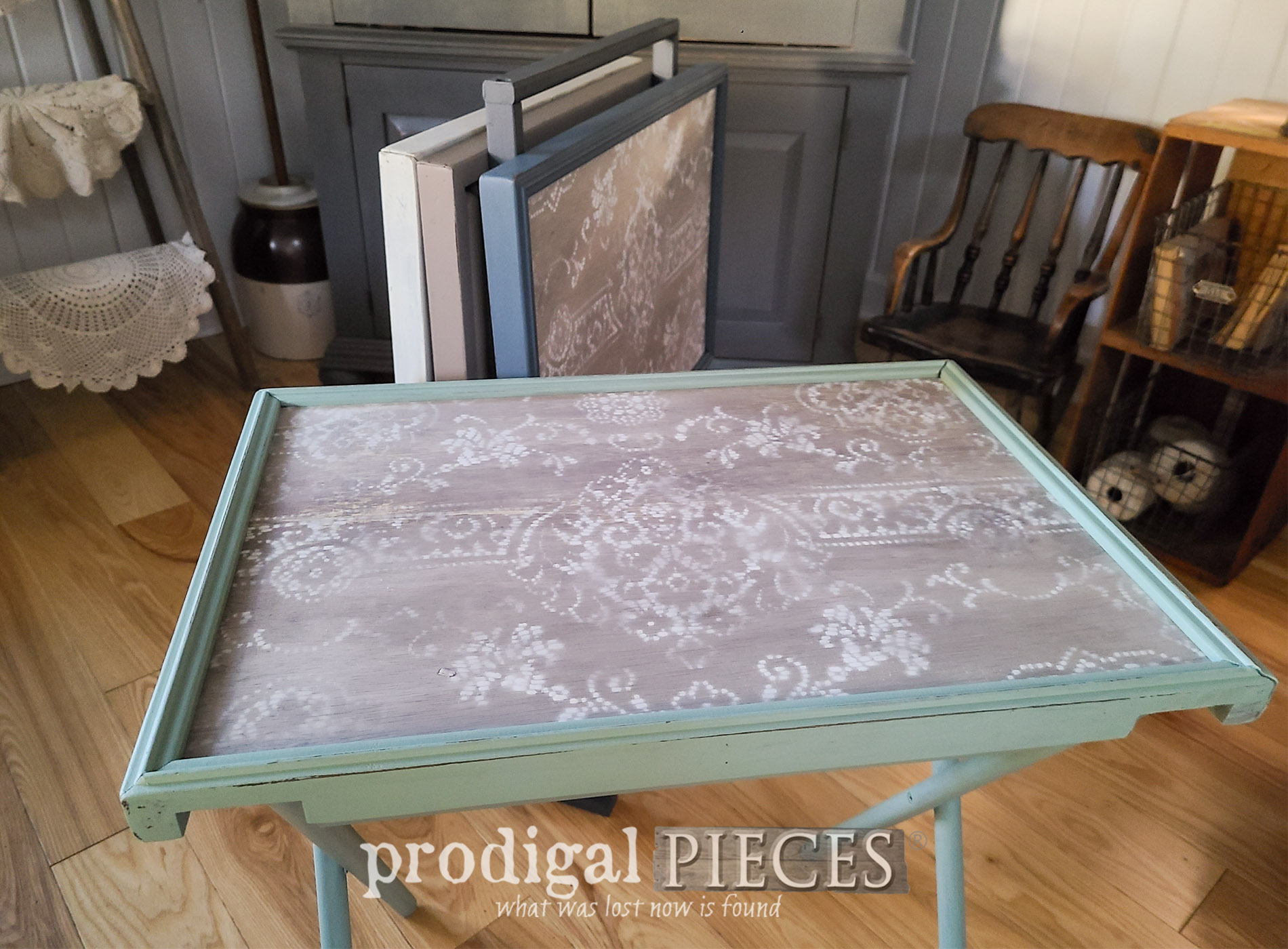 Featured Vintage TV Trays with Stand Rebuilt & Refreshed by Larissa of Prodigal Pieces | prodigalpieces.com #prodigalpieces #vintage #tv #furniture #home