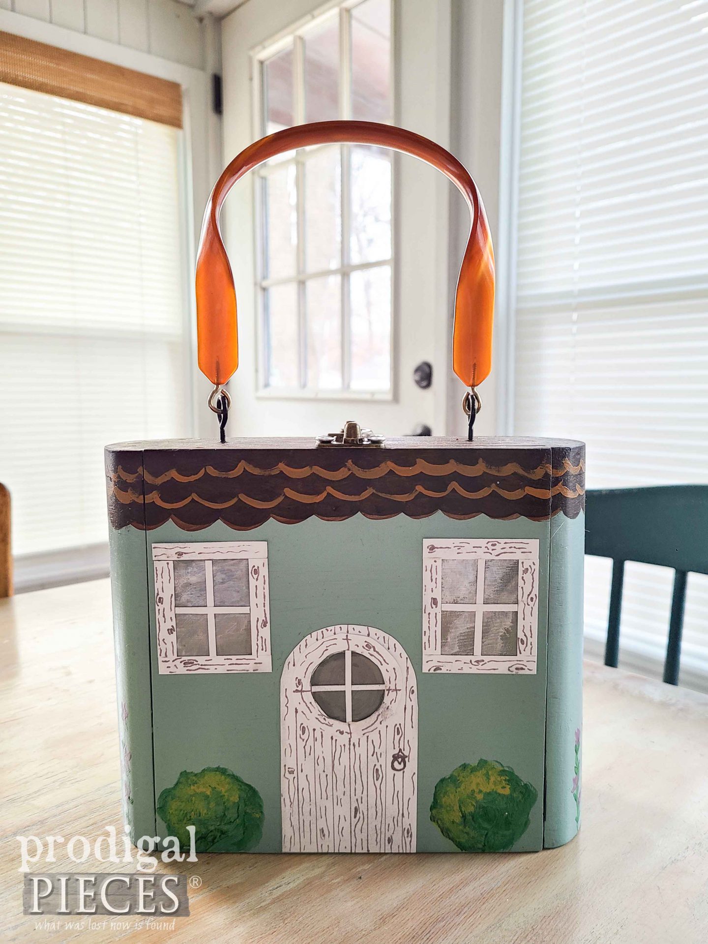 Upcycled Cigar Box Dollhouse by Larissa of Prodigal Pieces | prodigalpieces.com #prodigalpieces #diy #upcycled #toys