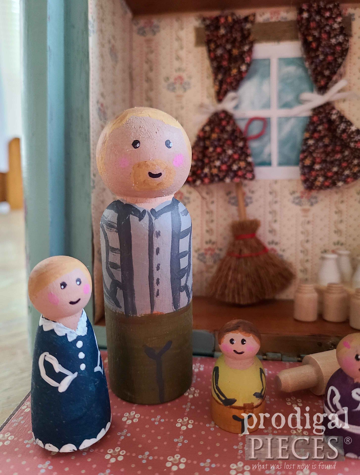 Dad Peg Doll with Kids by Larissa of Prodigal Pieces | prodigalpieces.com #prodigalpieces #toys #handmade #doll #play #pretend