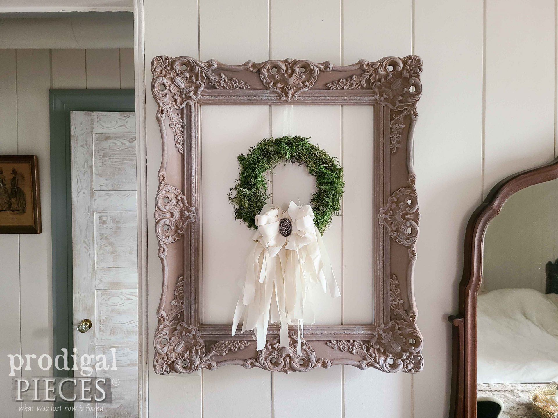 DIY Farmhouse Wall Art Created from an Upcycled Ornate Frame by Larissa of Prodigal Pieces | prodigalpieces.com #prodigalpieces #farmhouse #upcycled #diy