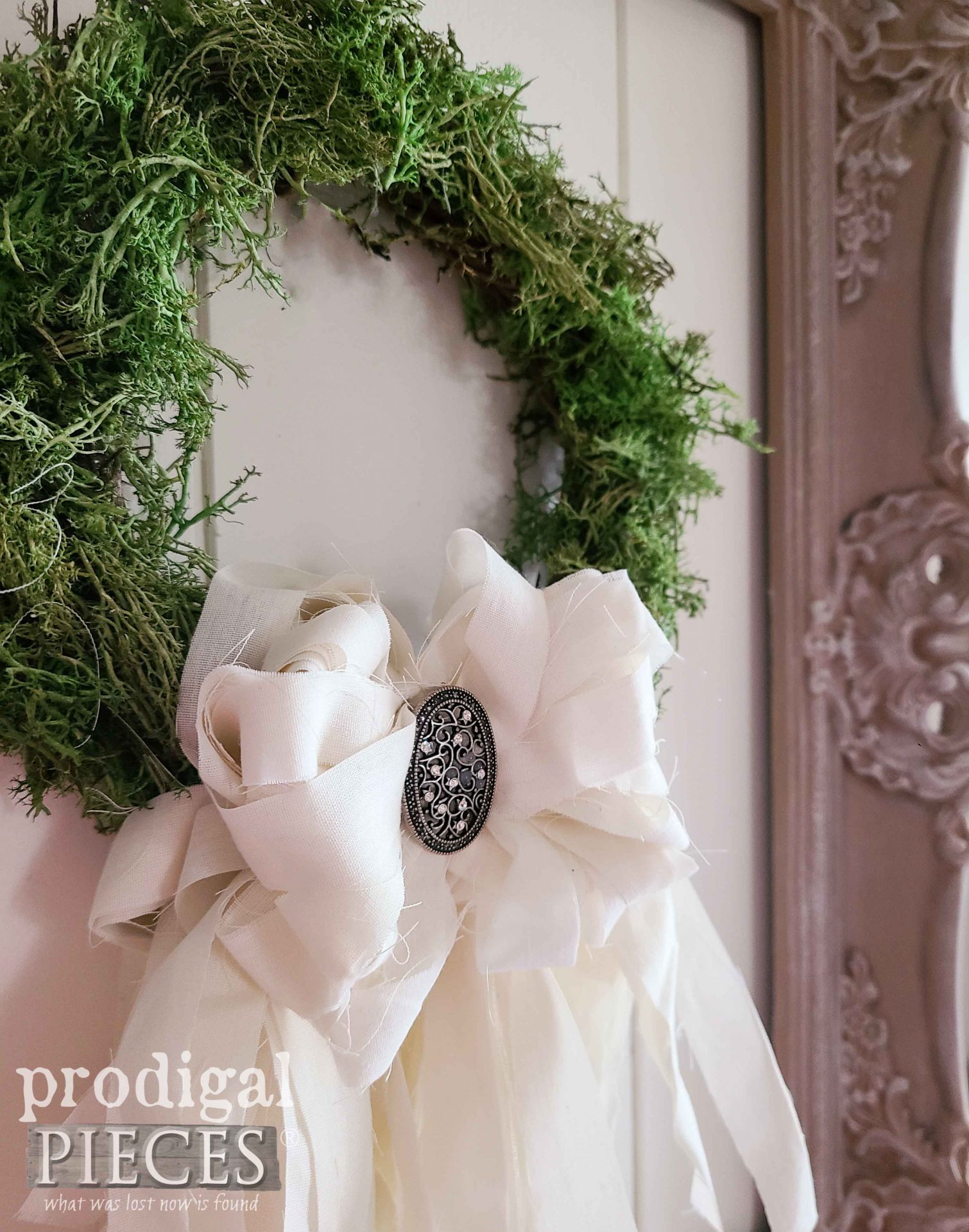 Fabric Strip Bow with Vintage Brooch by Larissa of Prodigal Pieces | prodigalpieces.com #prodigalpieces #diy #vintage #handmade