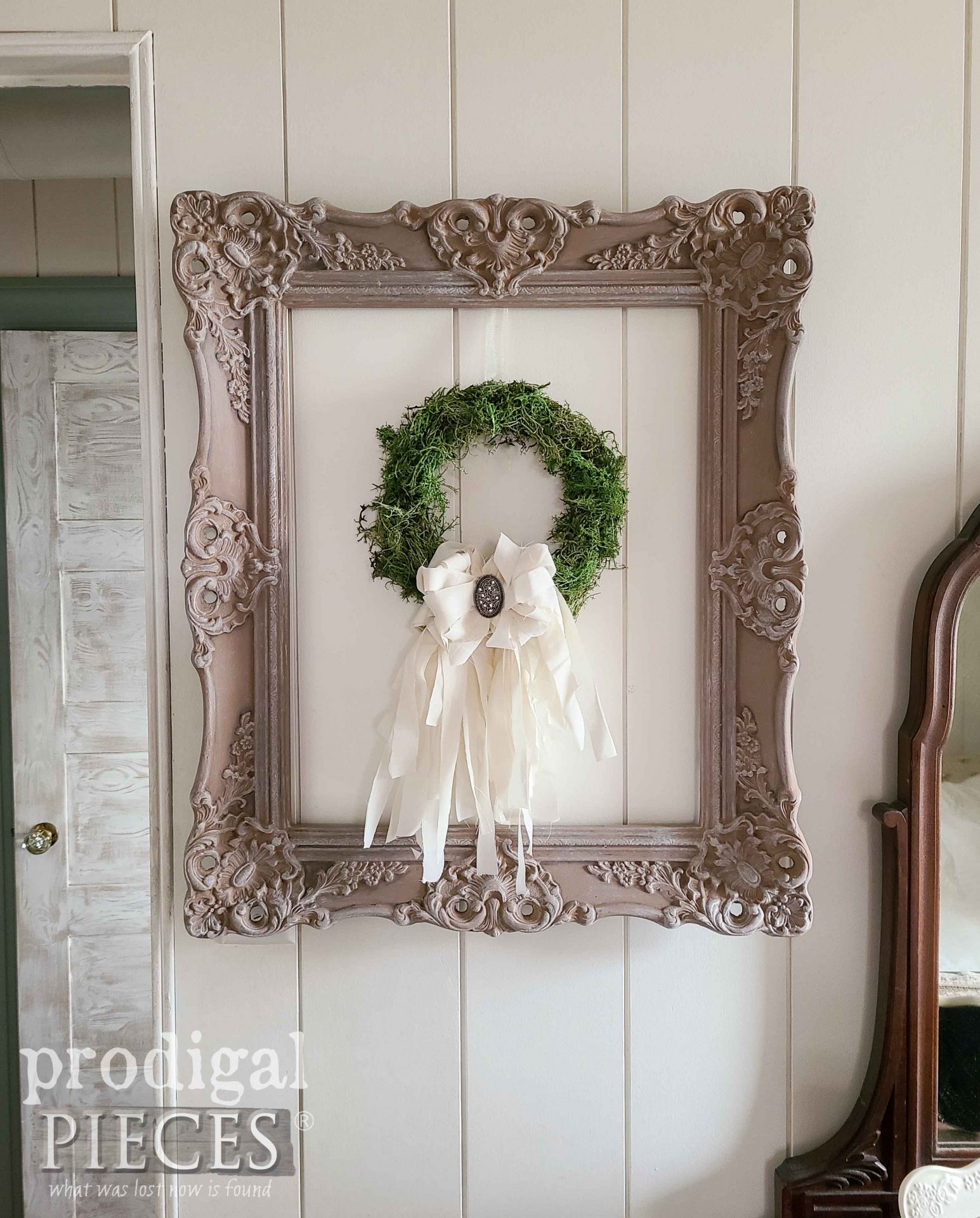 Vintage Upcycled Ornate Frame Makeover for Farmhouse Decor by Larissa of Prodigal Pieces | prodigalpieces.com #prodigalpieces #farmhouse #diy #homedecor