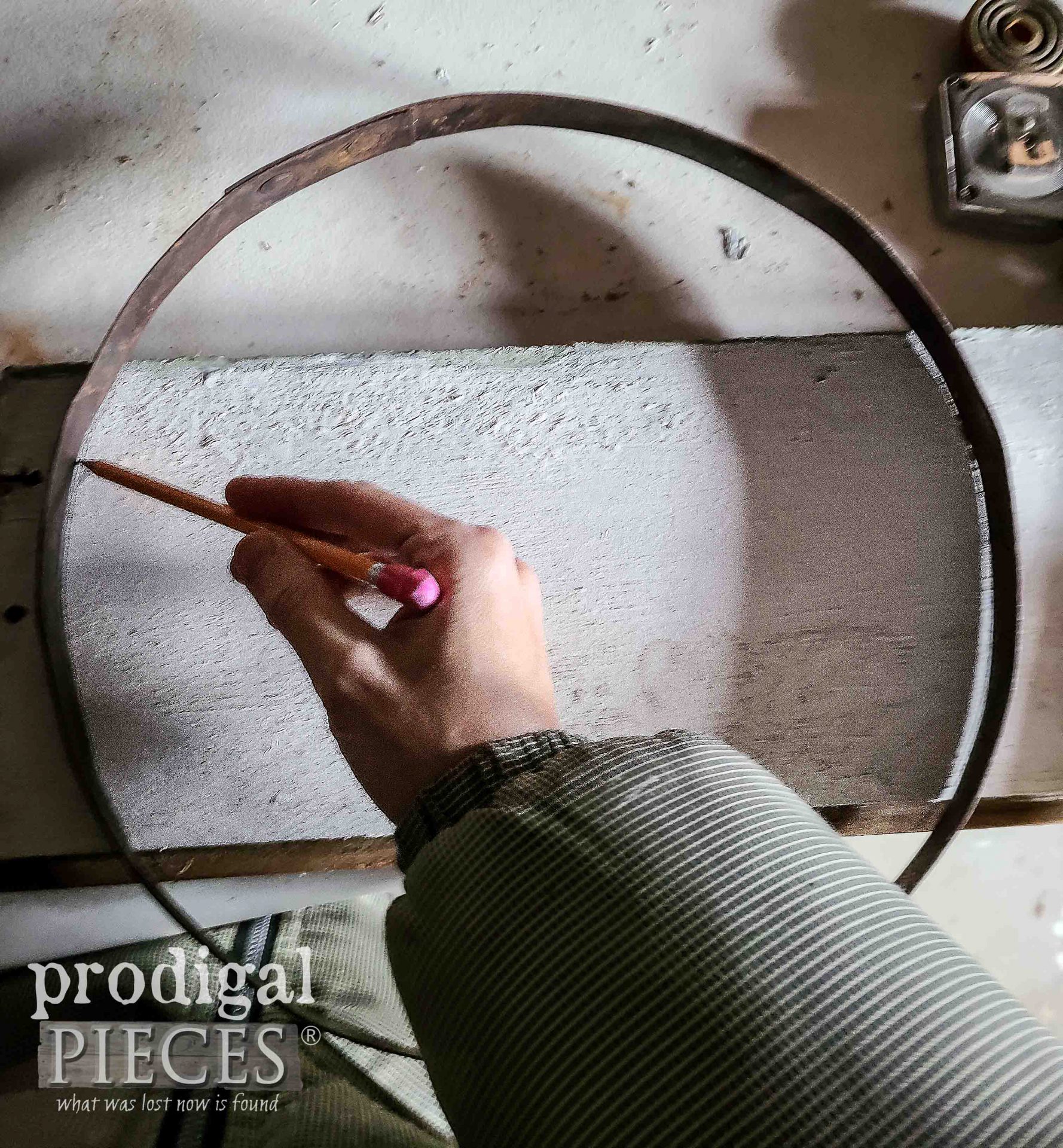 Tracing Reclaimed Barrel Ring Art onto Chippy Wood | prodigalpieces.com #prodigalpieces