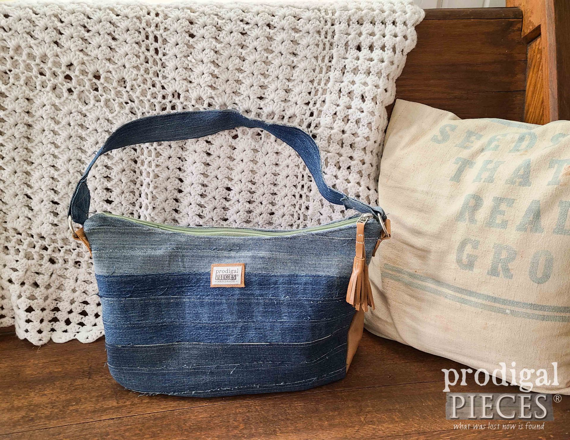 Repurposed Denim Jean Hobo Bag Purse by Larissa of Prodigal Pieces | prodigalpieces.com #prodigalpieces #diy #sewing #refashion #fashion #purse #bag
