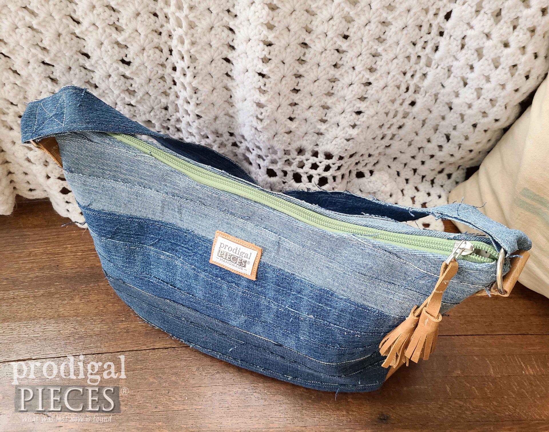 Zippered Hobo Bag from Upcycled Denim Jeans by Larissa of Prodigal Pieces | prodigalpieces.com #prodigalpieces #diy #sewing #upcycle #jeans