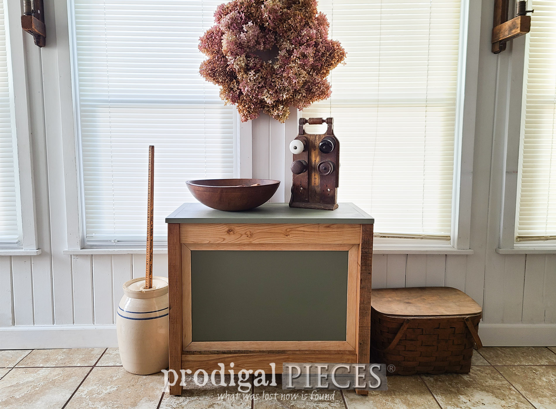 Featured Reclaimed Pallet Wood Storage Chest by Larissa of Prodigal Pieces | prodigalpieces.com #prodigalpieces #farmhouse #furniture #reclaimed #upcycled #diy