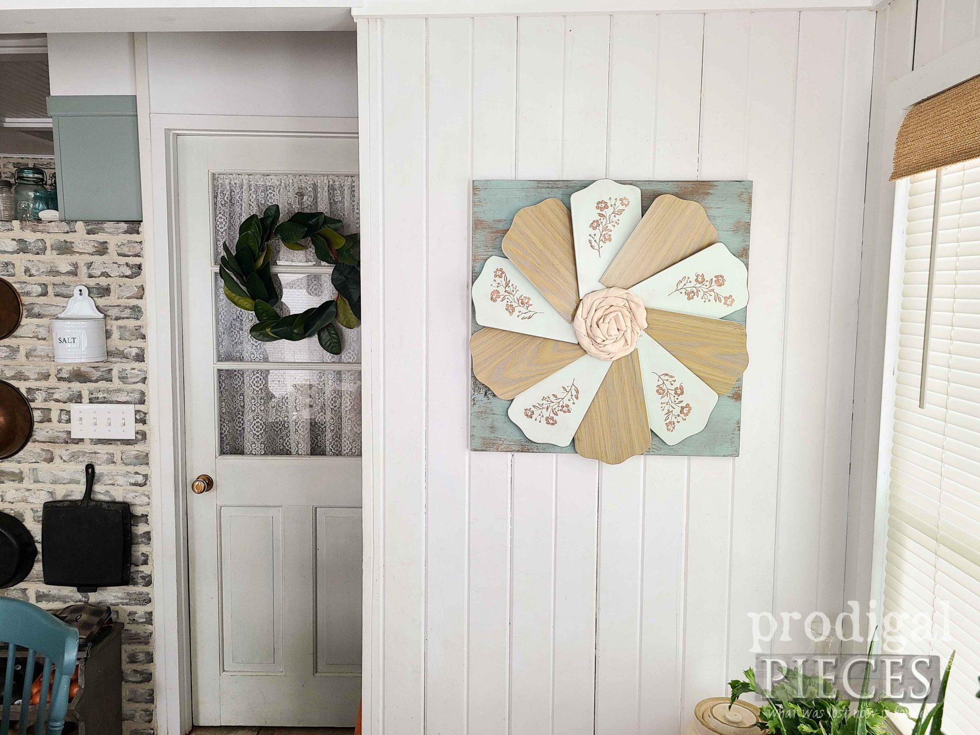 Farmhouse Repurposed Wall Art from Upcycled Ceiling Fan Blades by Larissa of Prodigal Pieces | prodigalpieces.com #prodigalpieces #farmhouse #diy #upcycled