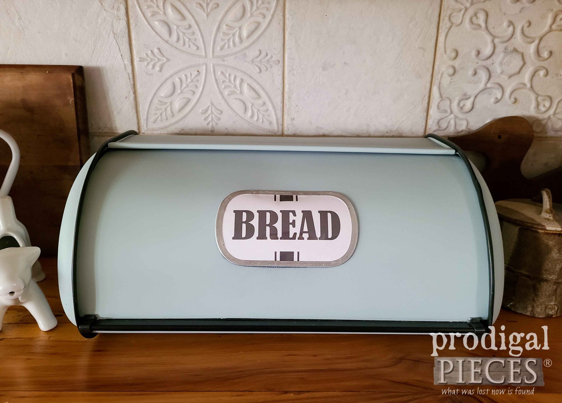 Farmhouse DIY Bread Box for Kitchen by Larissa of Prodigal Pieces | prodigalpieces.com #prodigalpieces #farmhouse #kitchen #vintage