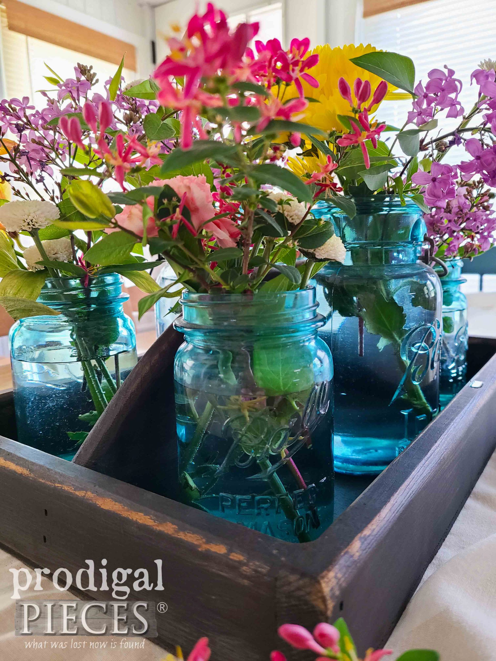 Blue Ball Jar Centerpiece from Farmhouse Totes by Larissa of Prodigal Pieces | prodigalpieces.com #prodigalpieces #flowers #balljar #farmhouse