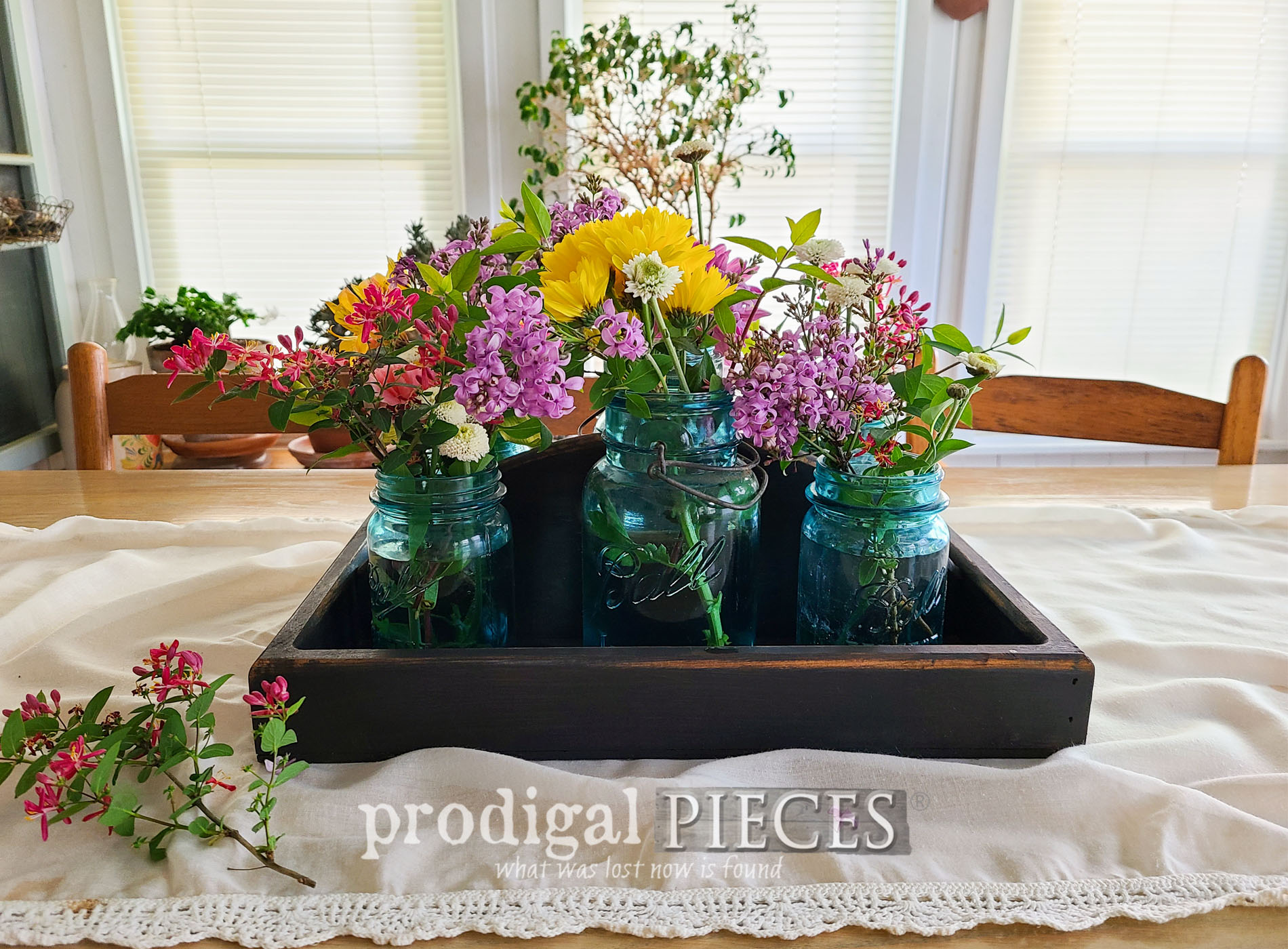 Featured Farmhouse Totes Makeover from Thrifted Finds by Larissa of Prodigal PIeces | prodigalpieces.com #prodigalpieces #farmhouse #diy #homedecor