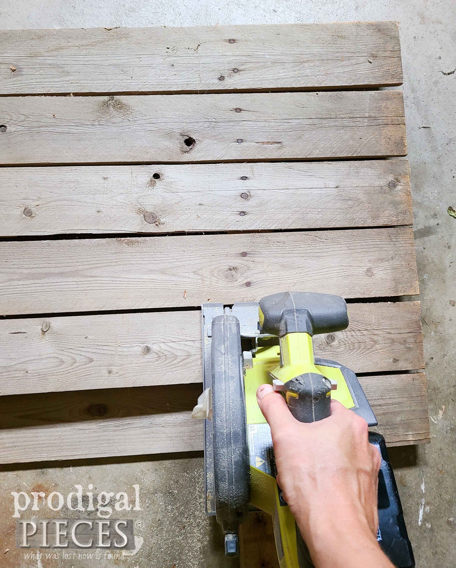 Cutting Reclaimed Wood Fence Panel for Star | prodigalpieces.com #prodigalpieces