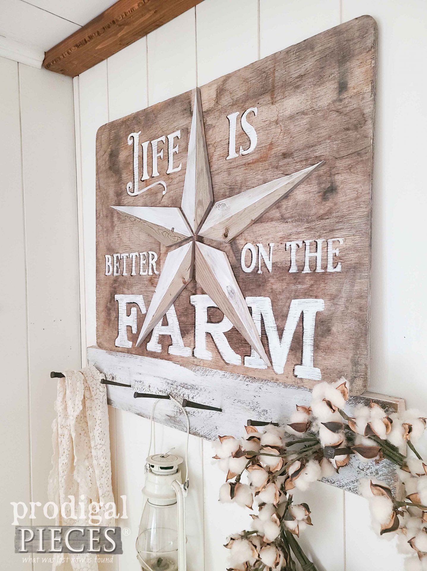 DIY Rustic Farmhouse Sign with Reclaimed Wood Star by Larissa of Prodigal Pieces | prodigalpieces.com #prodigalpieces #homedecor #diy