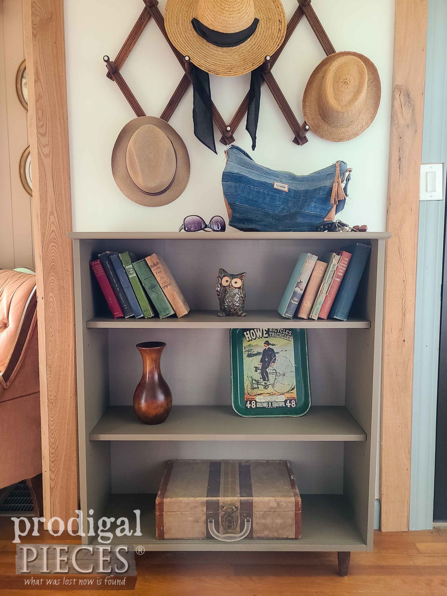 Vintage Mid Century Modern Bookcase with Fresh New Look by Larissa of Prodigal Pieces | prodigalpieces.com #prodigalpieces #vintage #midcentury #boho