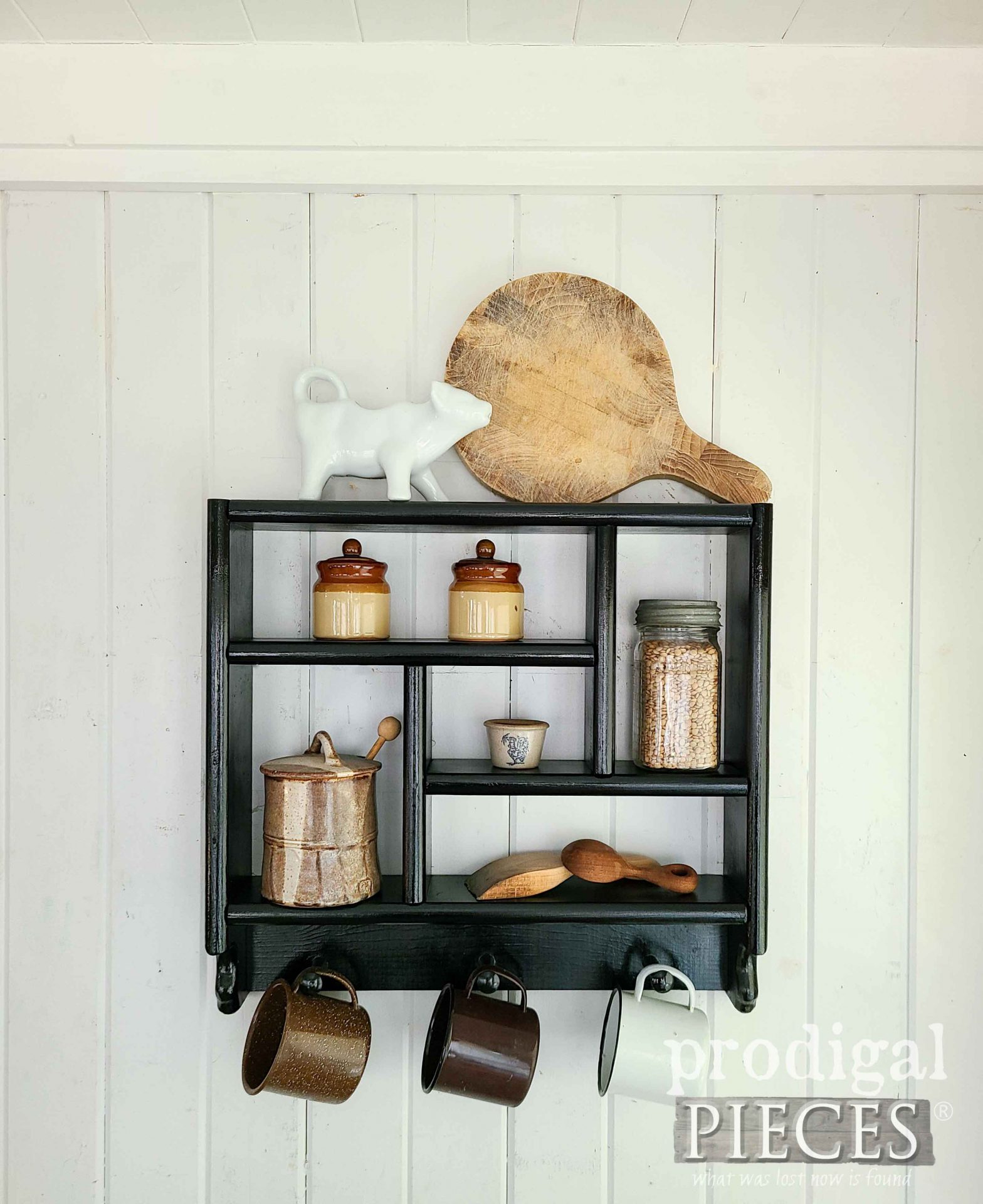 Modern Farmhouse Peg Shelf Makeover from Vintage Country Shelf by Larissa of Prodigal Pieces | prodigalpieces.com #prodigalpieces #farmhouse #homedecor #diy
